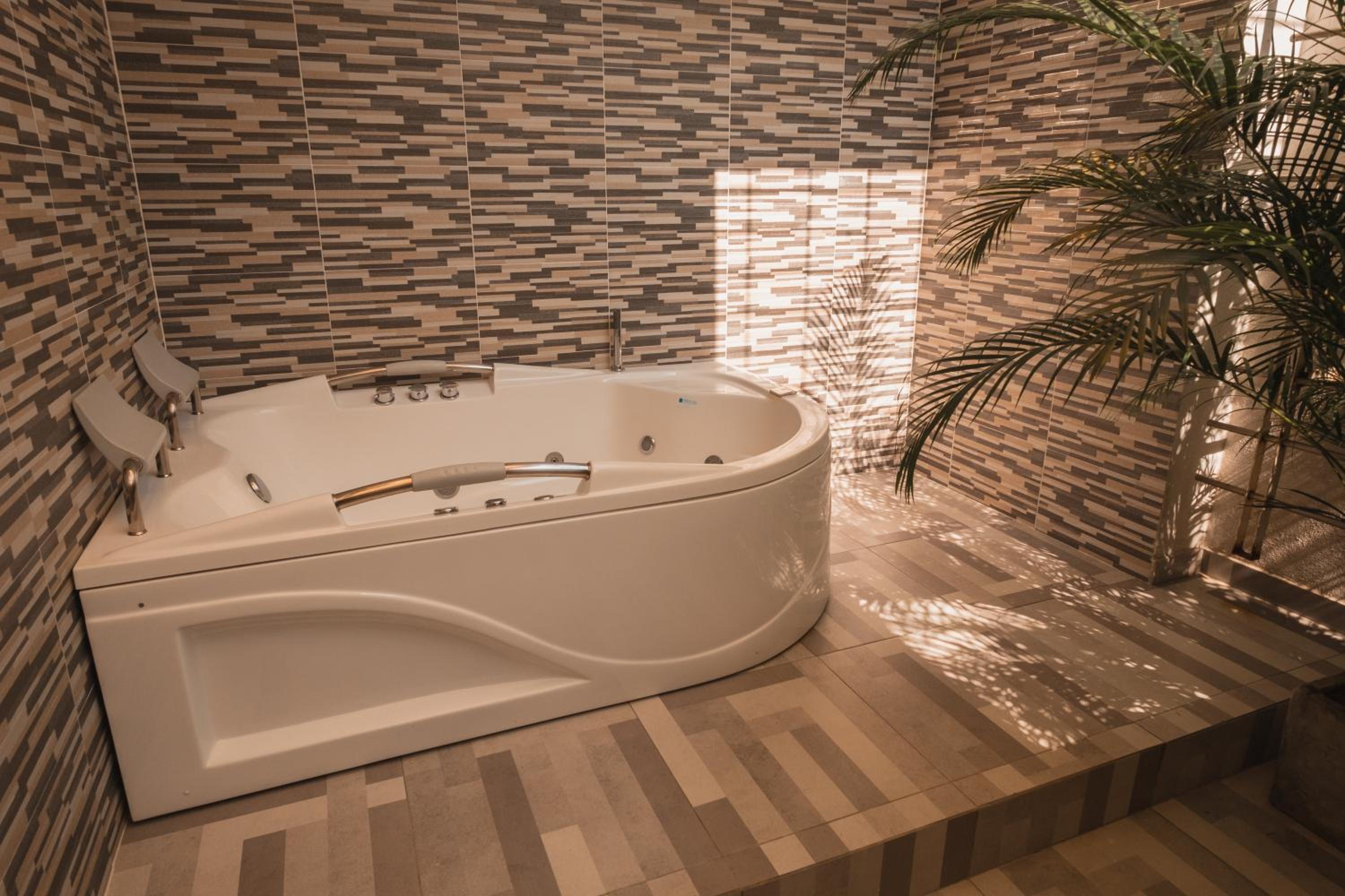 Superior Double Room with Hot Tub - Photo 5