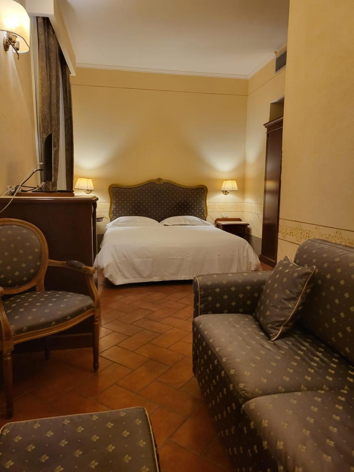 Suite - Photo 19