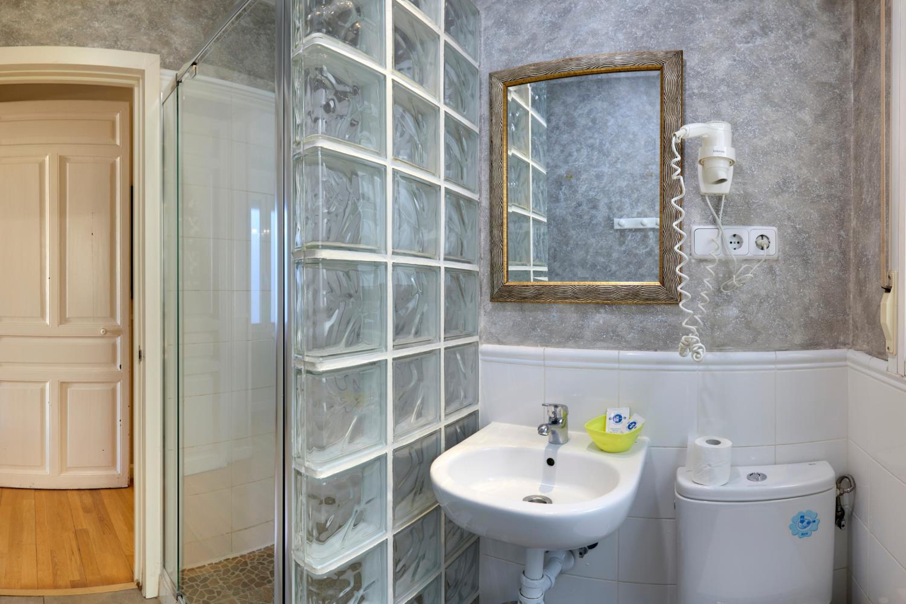 Three-Bedroom Apartment with Terrace - Photo 16