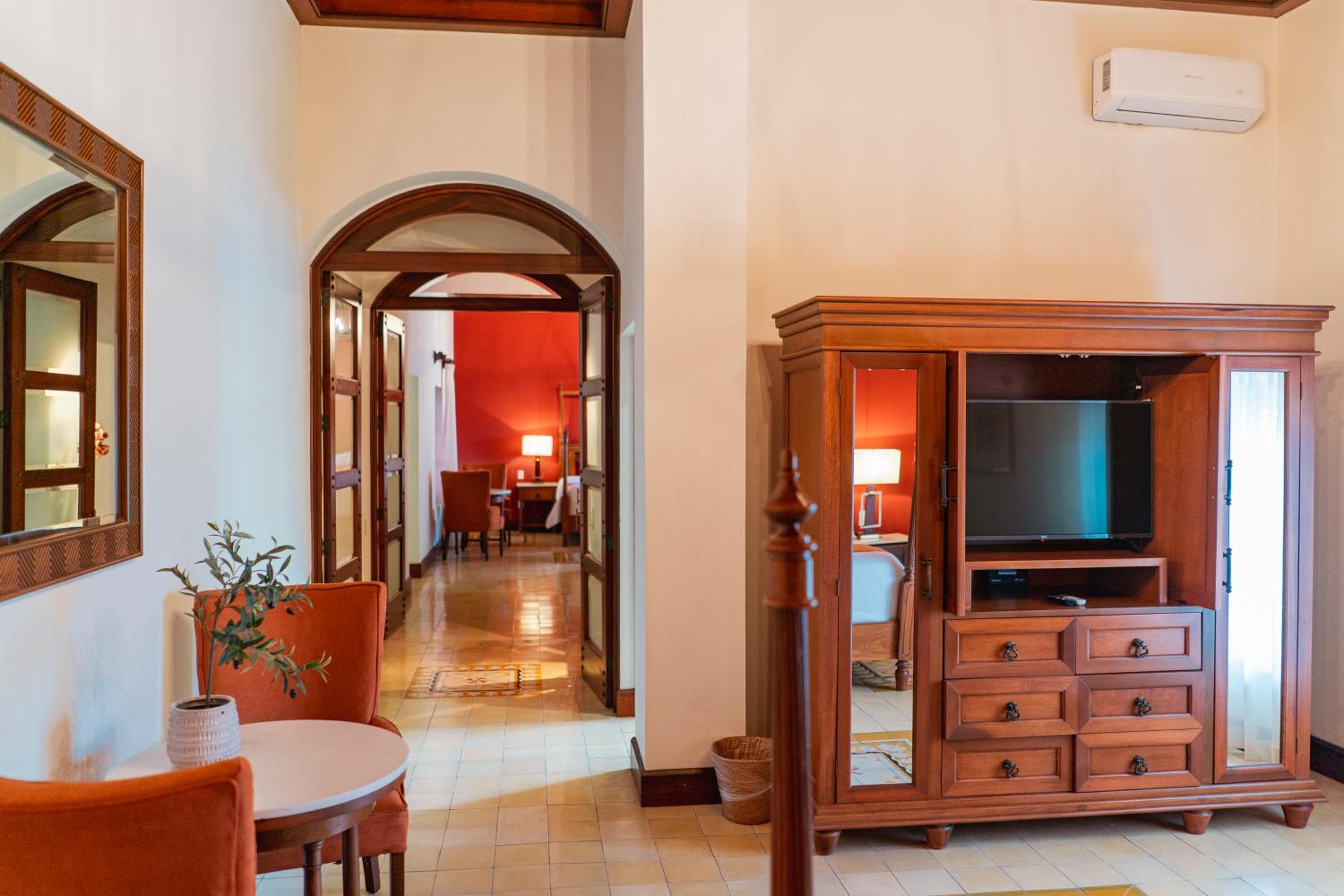 Deluxe Suite with Spa Bath - Photo 2