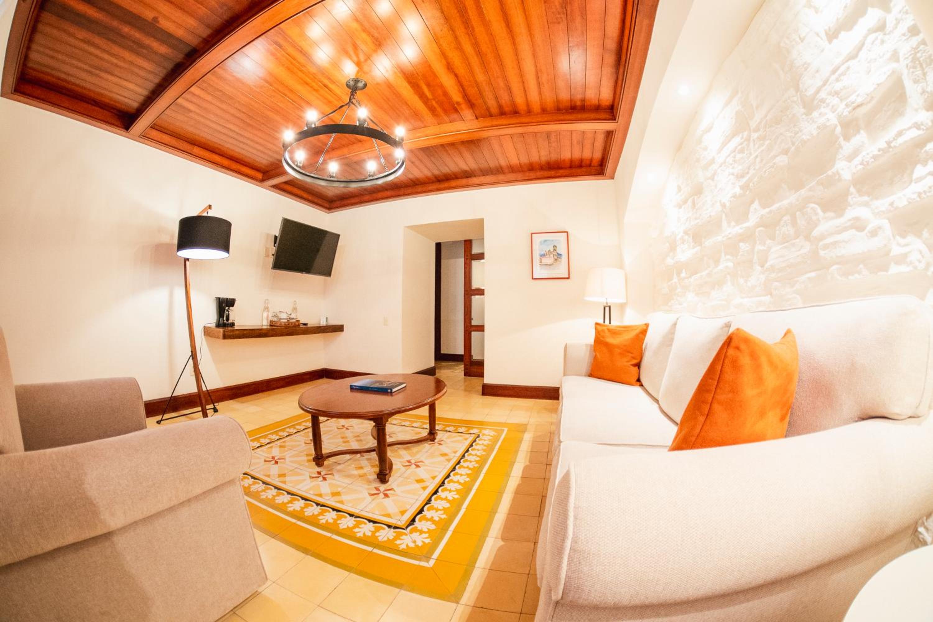 Deluxe Suite with Spa Bath - Photo 4