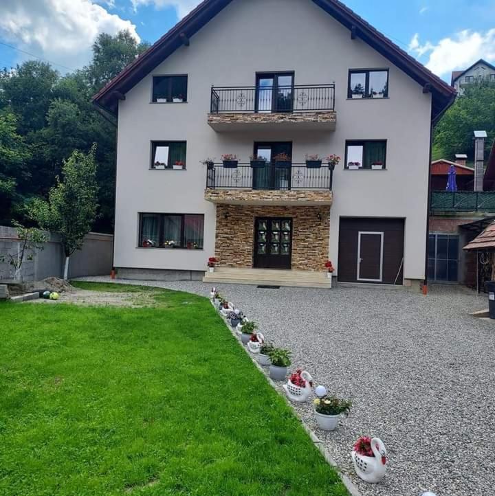 Five-Bedroom House photo 2
