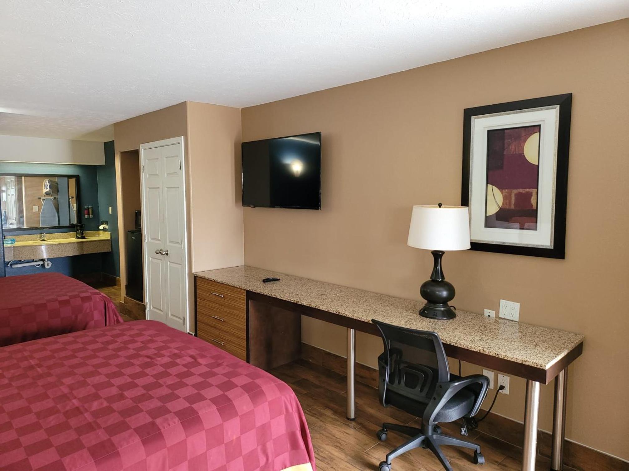 Queen Room with Two Queen Beds - Photo 2