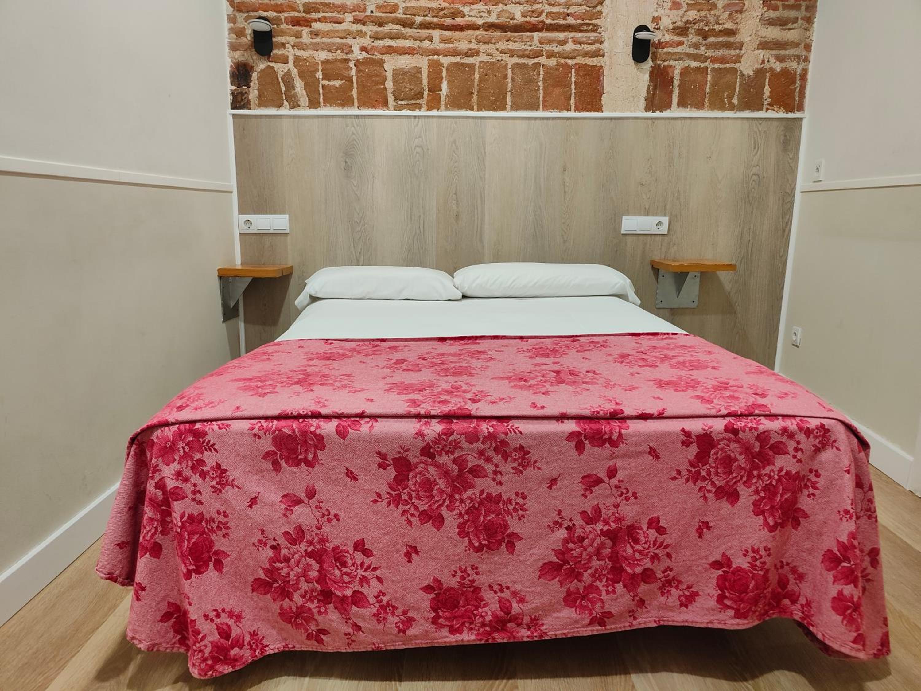 Small Interior Double Room - Photo 8