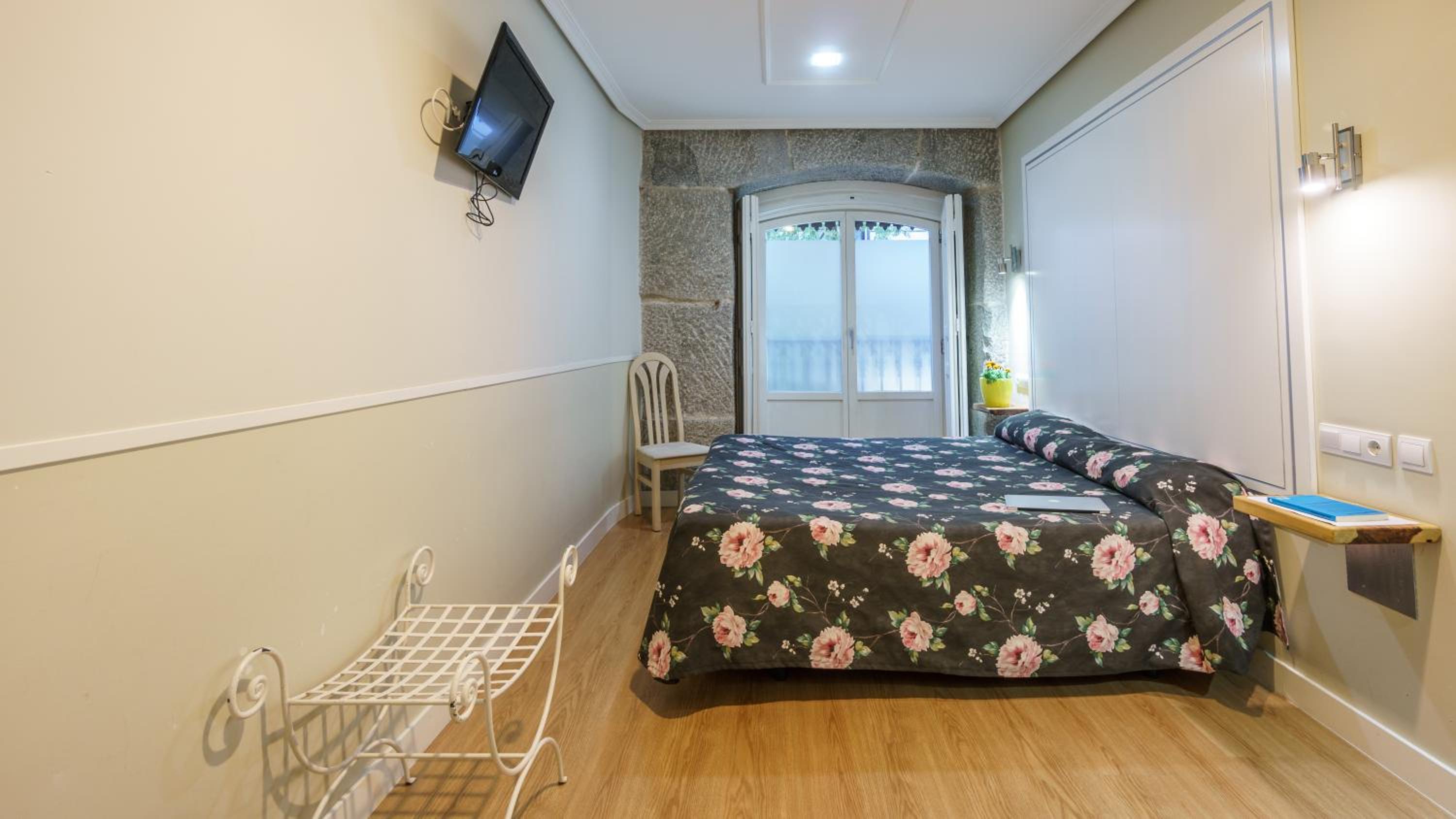 Superior Double Room with Street View - Photo 4