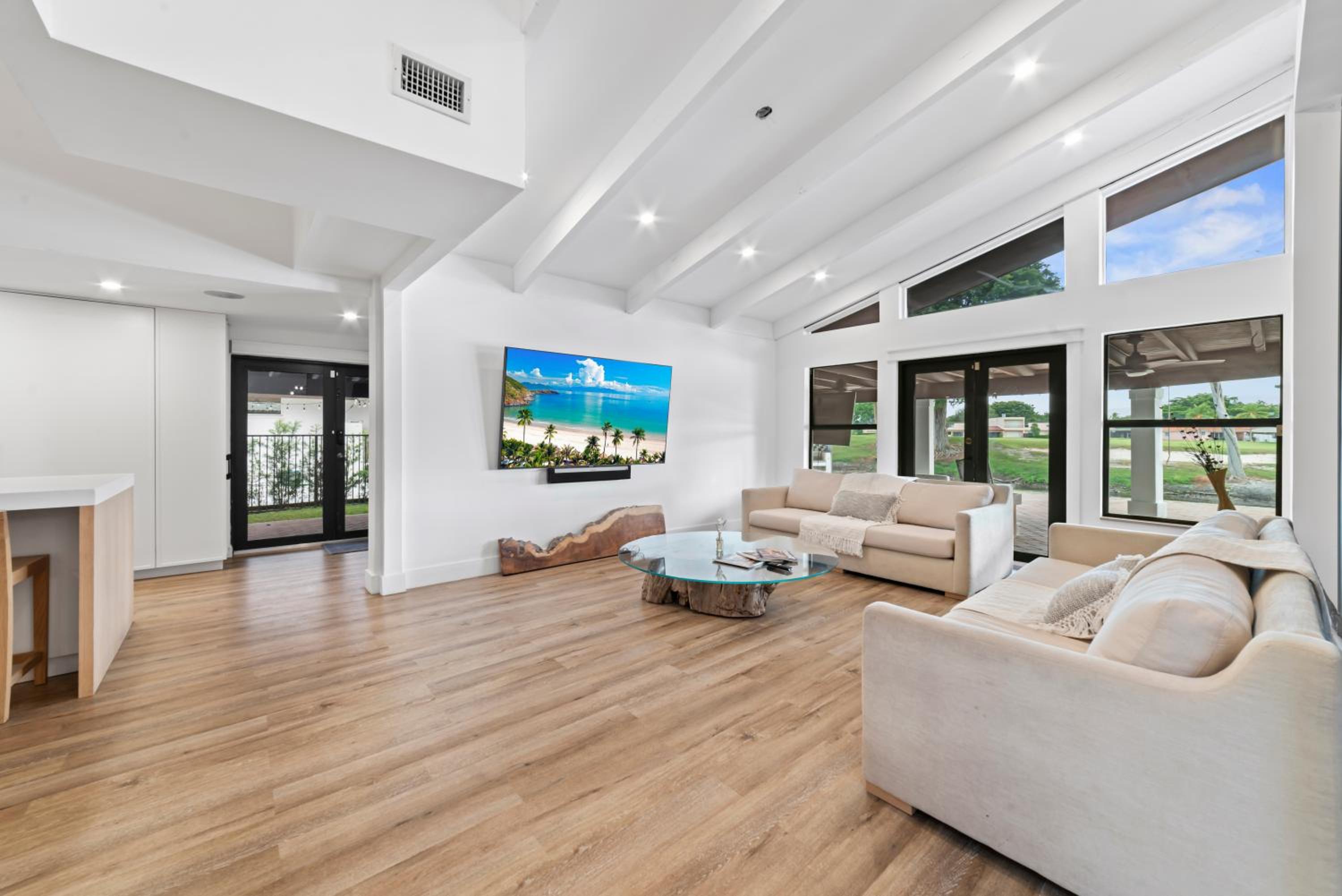 Five-Bedroom House photo 1