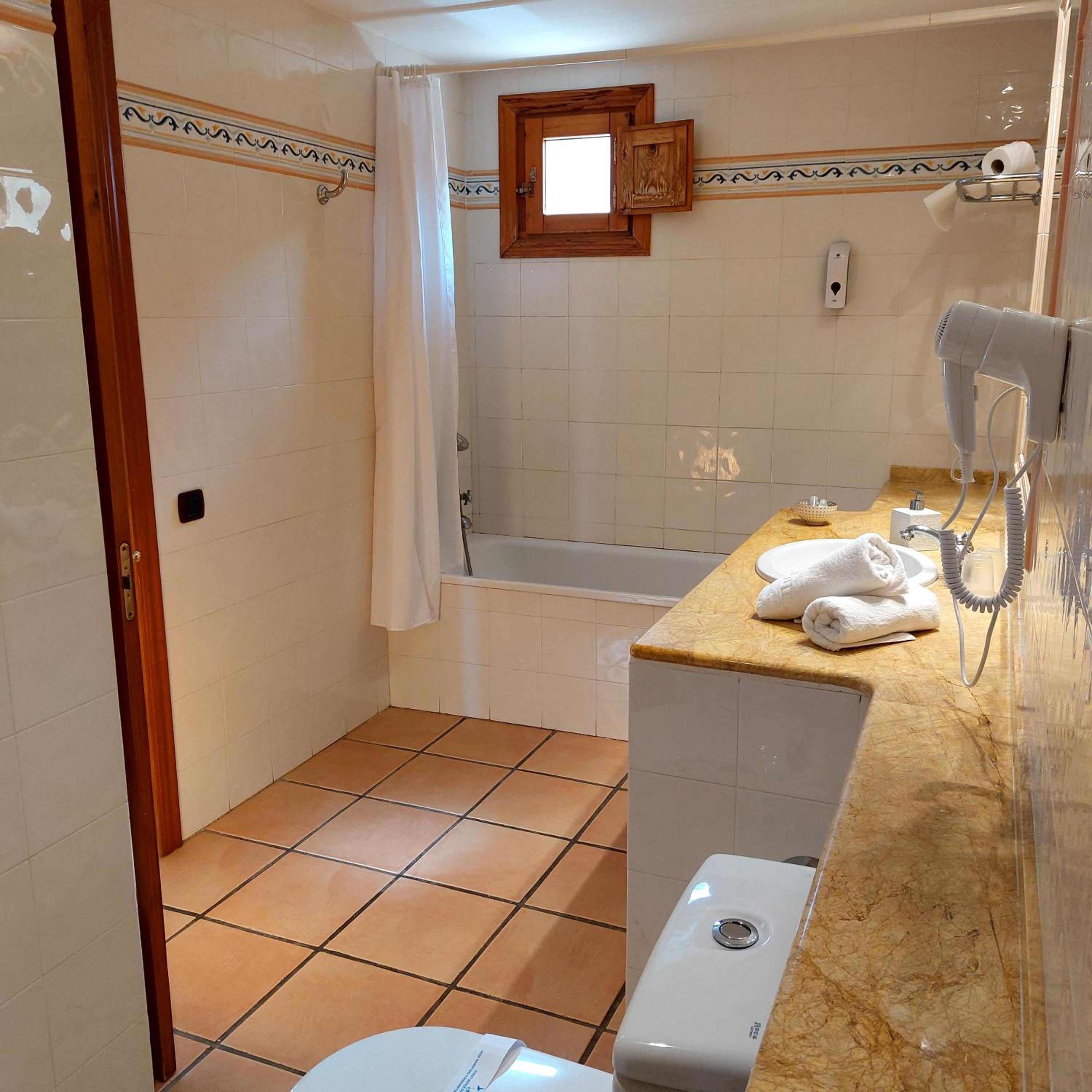 Deluxe Double Room with Balcony photo 3