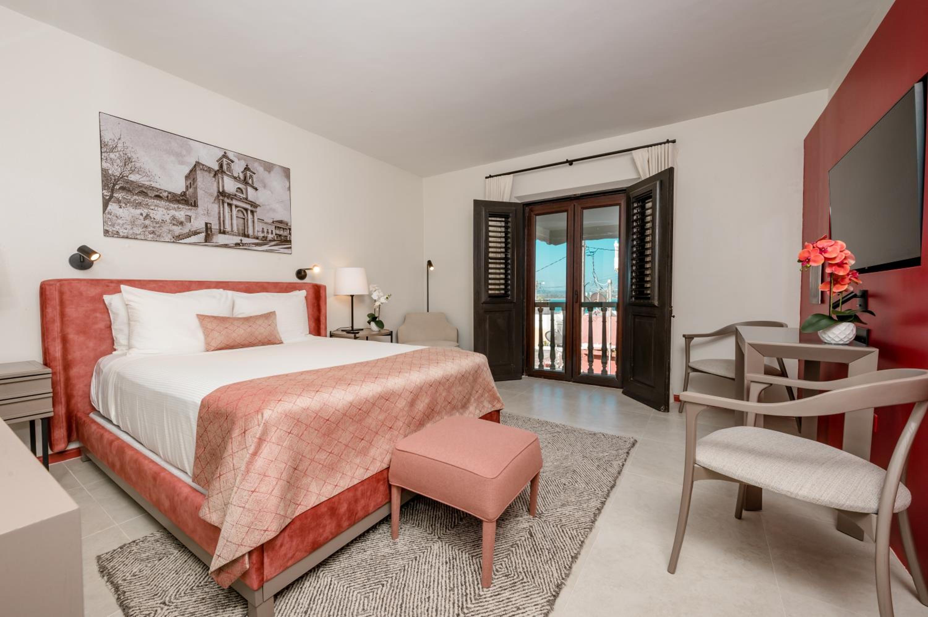 Deluxe Queen Room - Photo 1