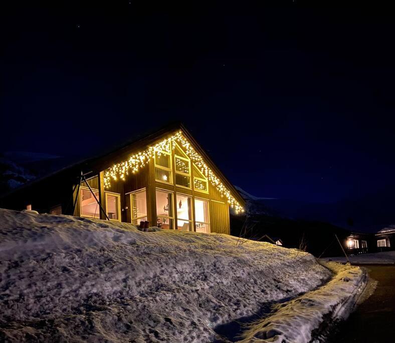 Five-Bedroom House photo 2