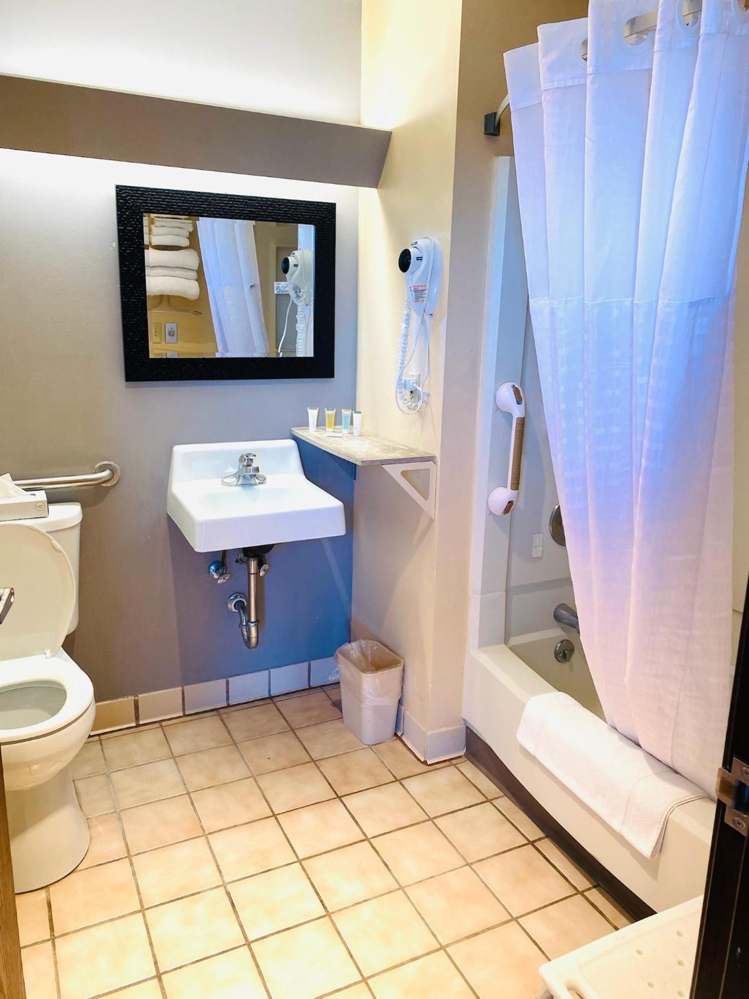Queen Room with Two Queen Beds and Bath Tub - Mobility Accessible/Non-Smoking - Photo 4