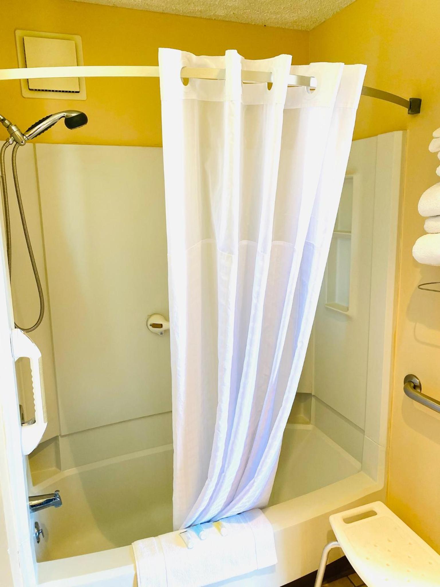Queen Room with Two Queen Beds and Bath Tub - Mobility Accessible/Non-Smoking - Photo 3