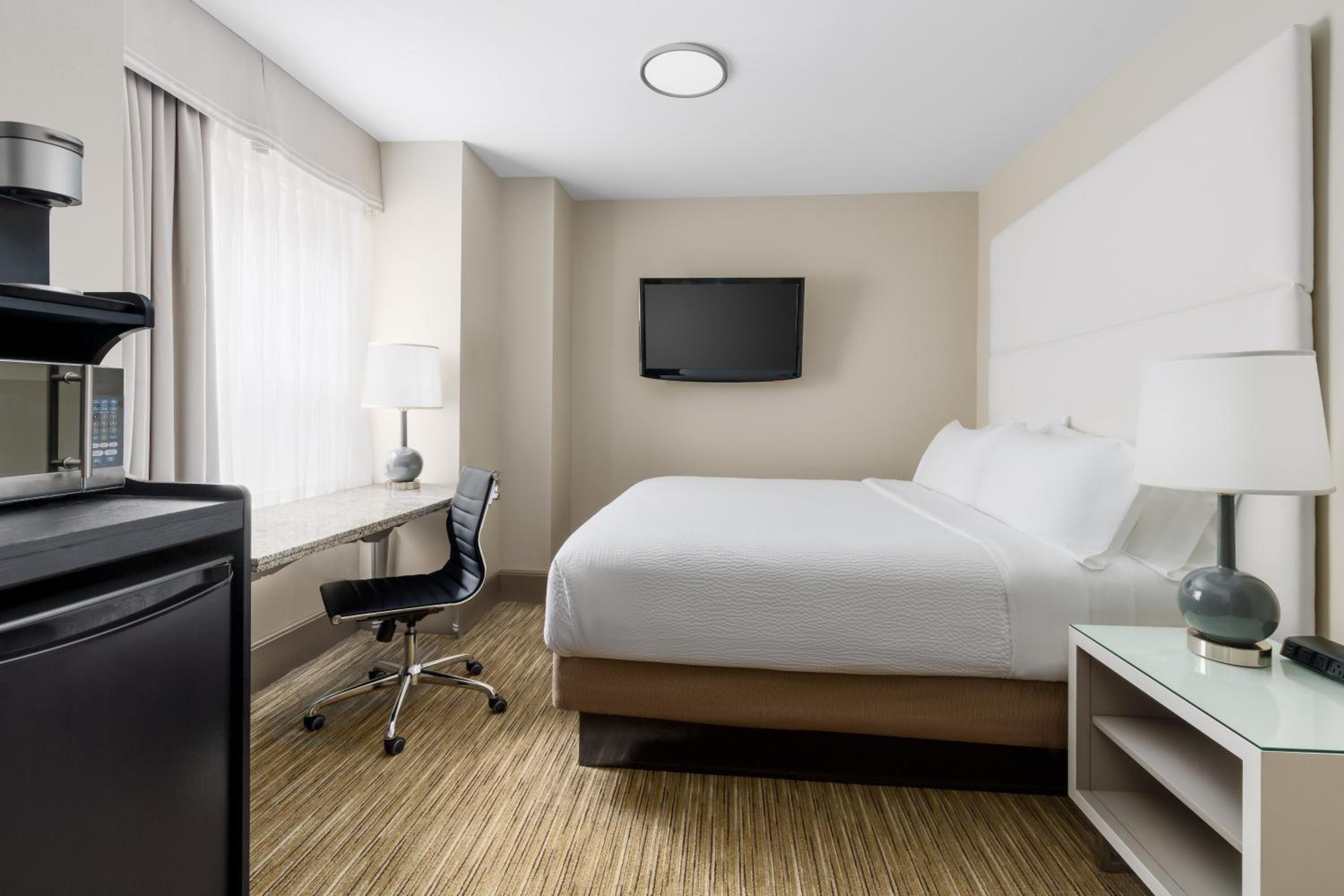 Standard King Room - Photo 4