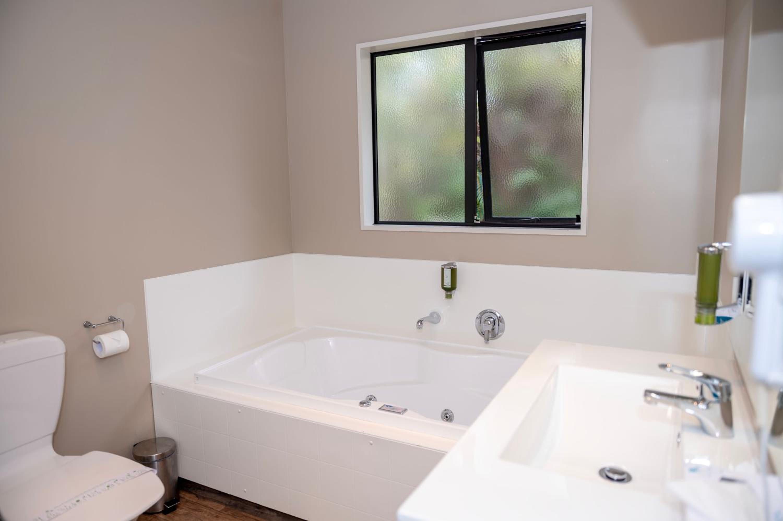 Studio with Spa Bath - Photo 12