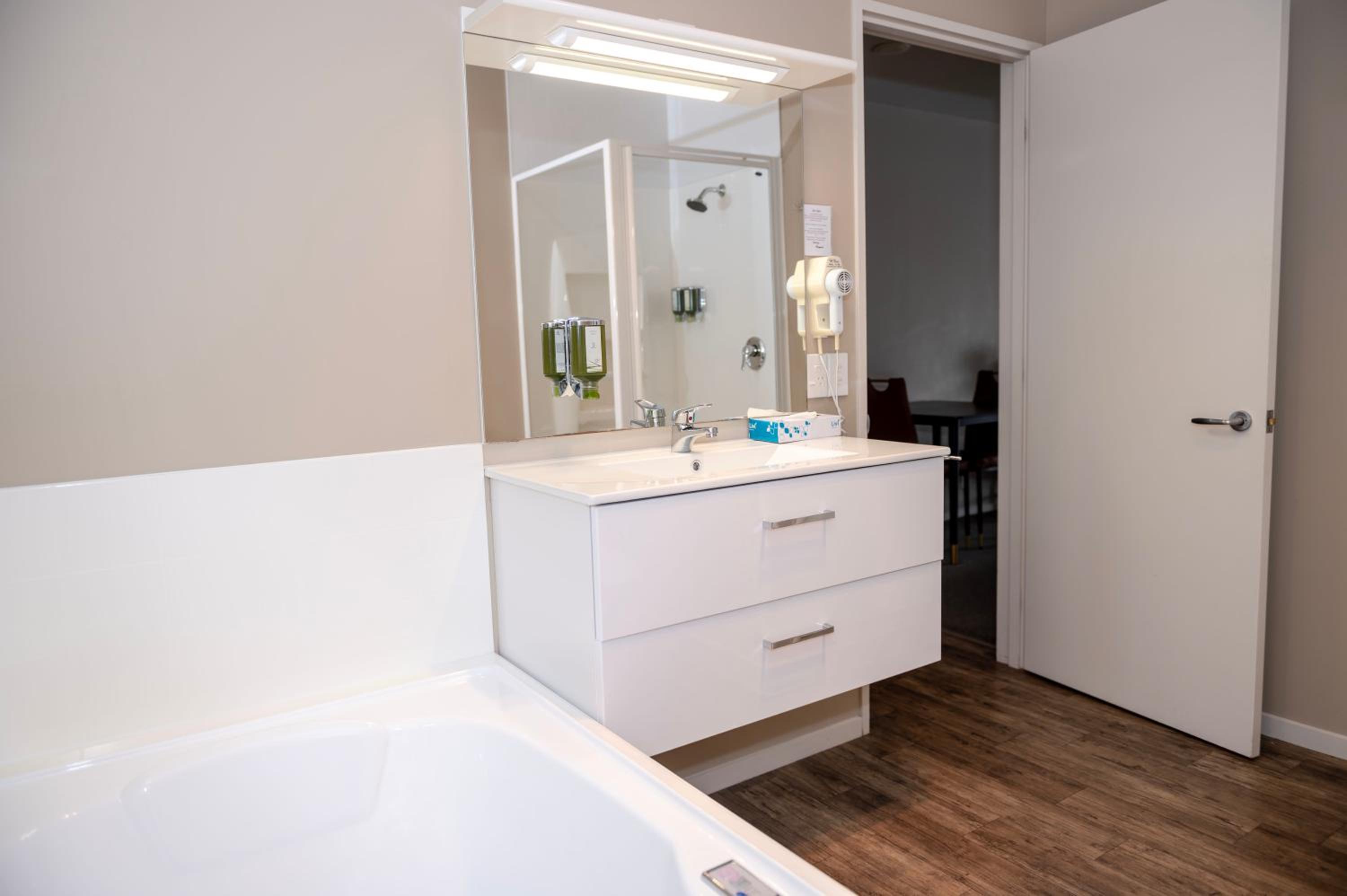 Studio with Spa Bath - Photo 13