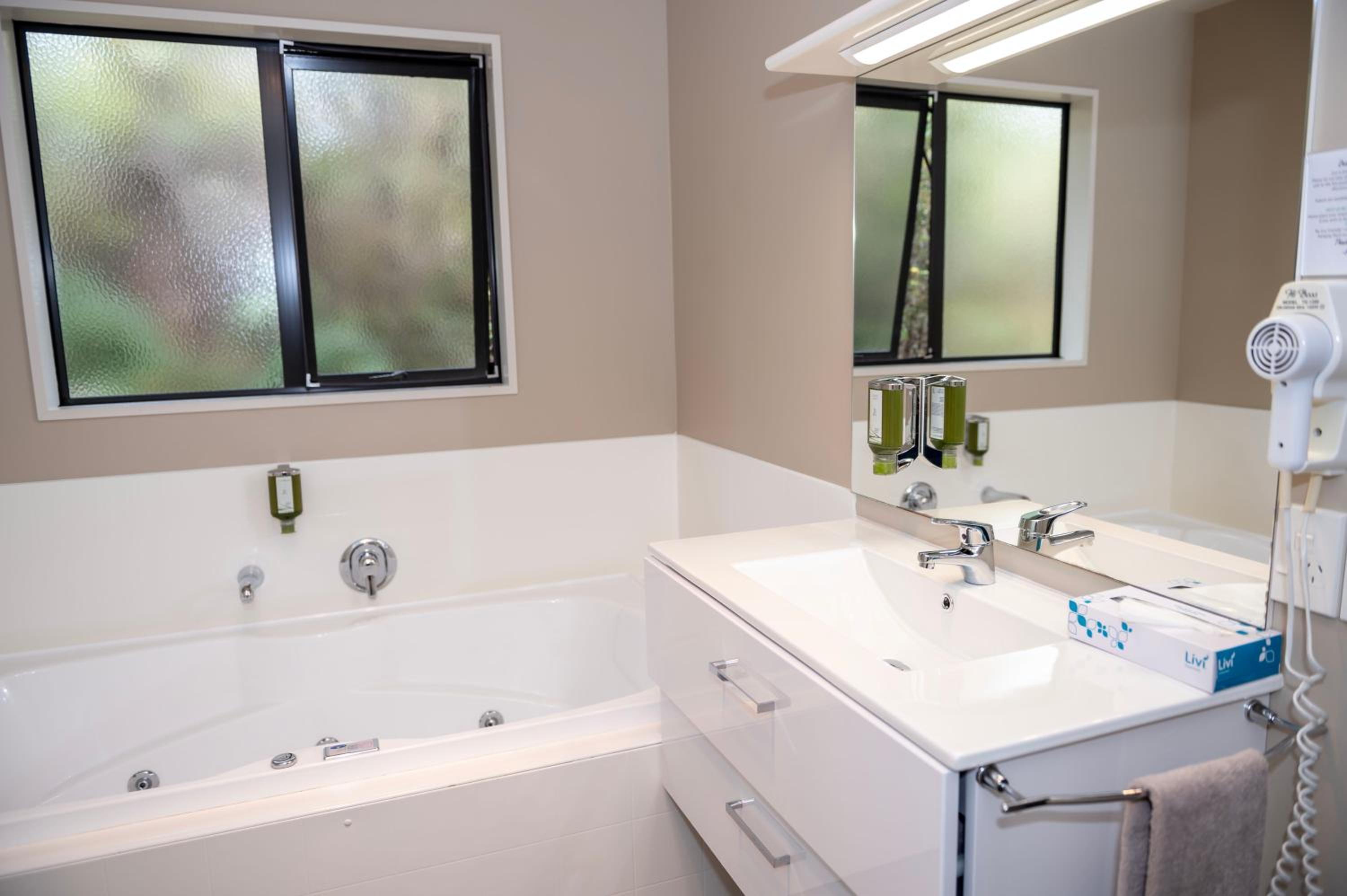 Studio with Spa Bath - Photo 14