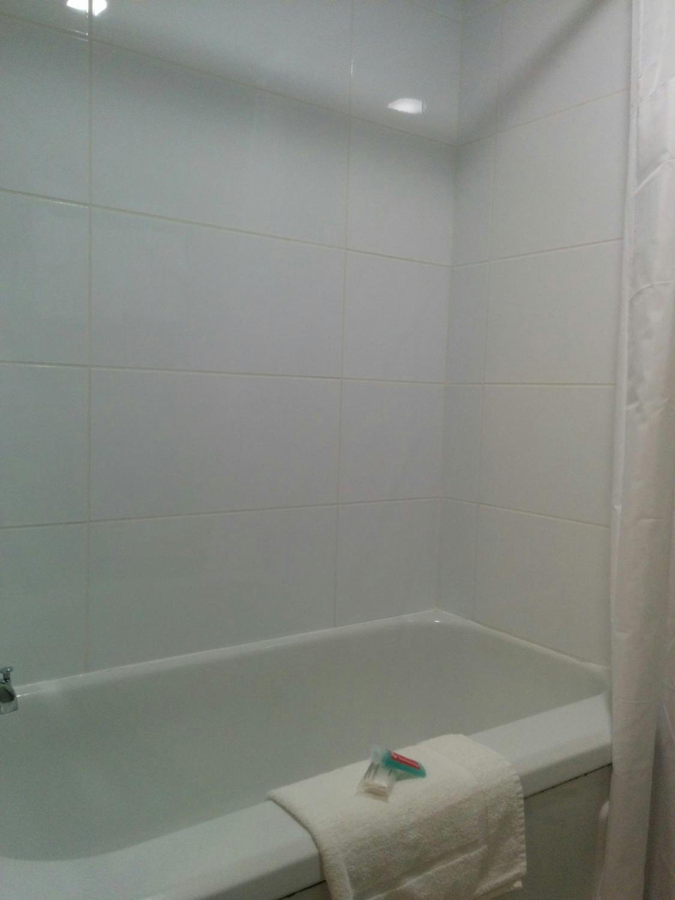 Economy Queen Room with Two Queen Beds - Half basement- Non-Smoking photo 3