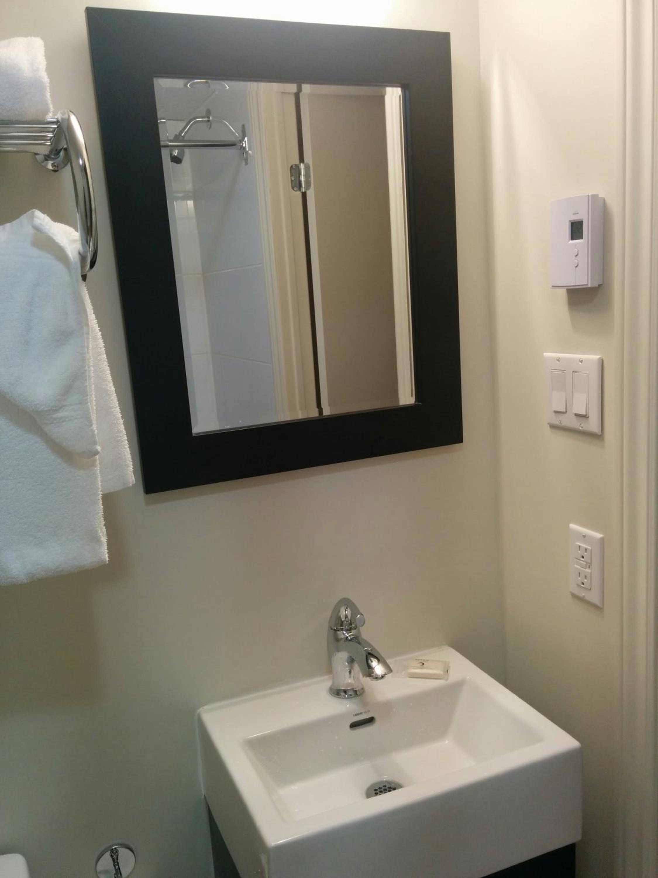 Economy Queen Room with Two Queen Beds - Half basement- Non-Smoking photo 2