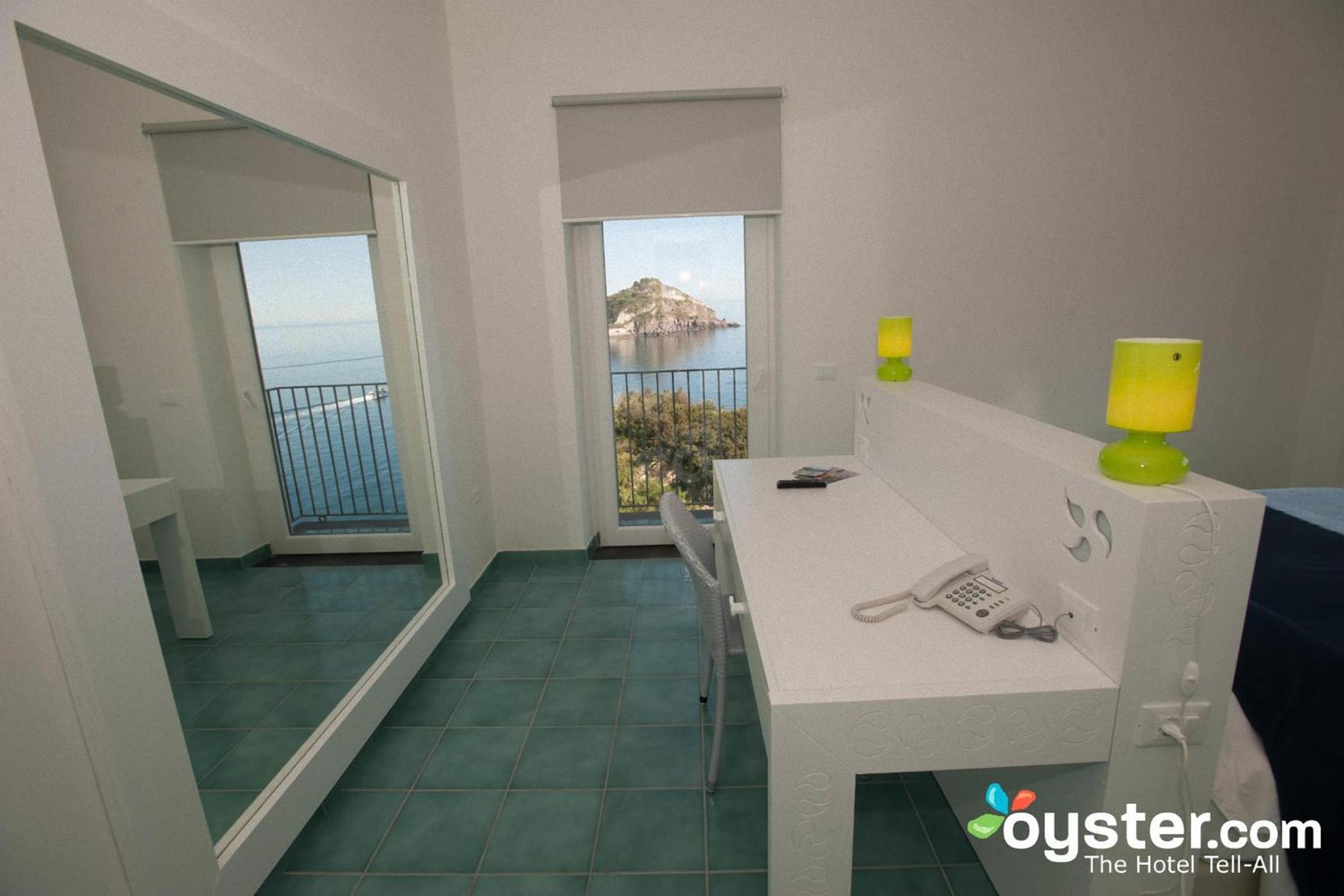 Deluxe Double Room with Sea View - Photo 4
