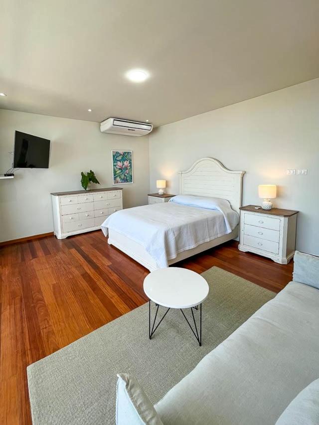 Queen Room photo 2