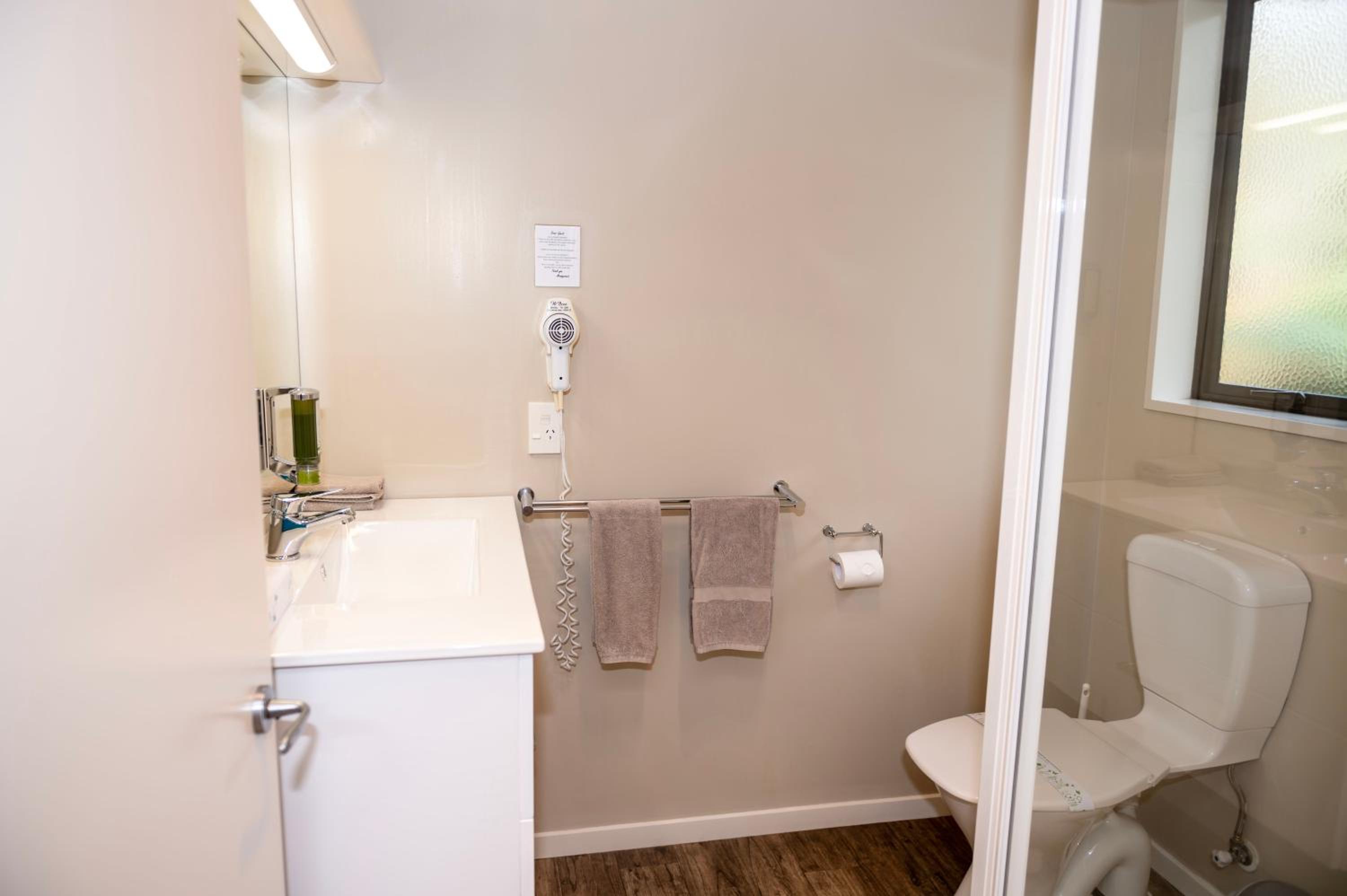 Standard Twin Room - Photo 4
