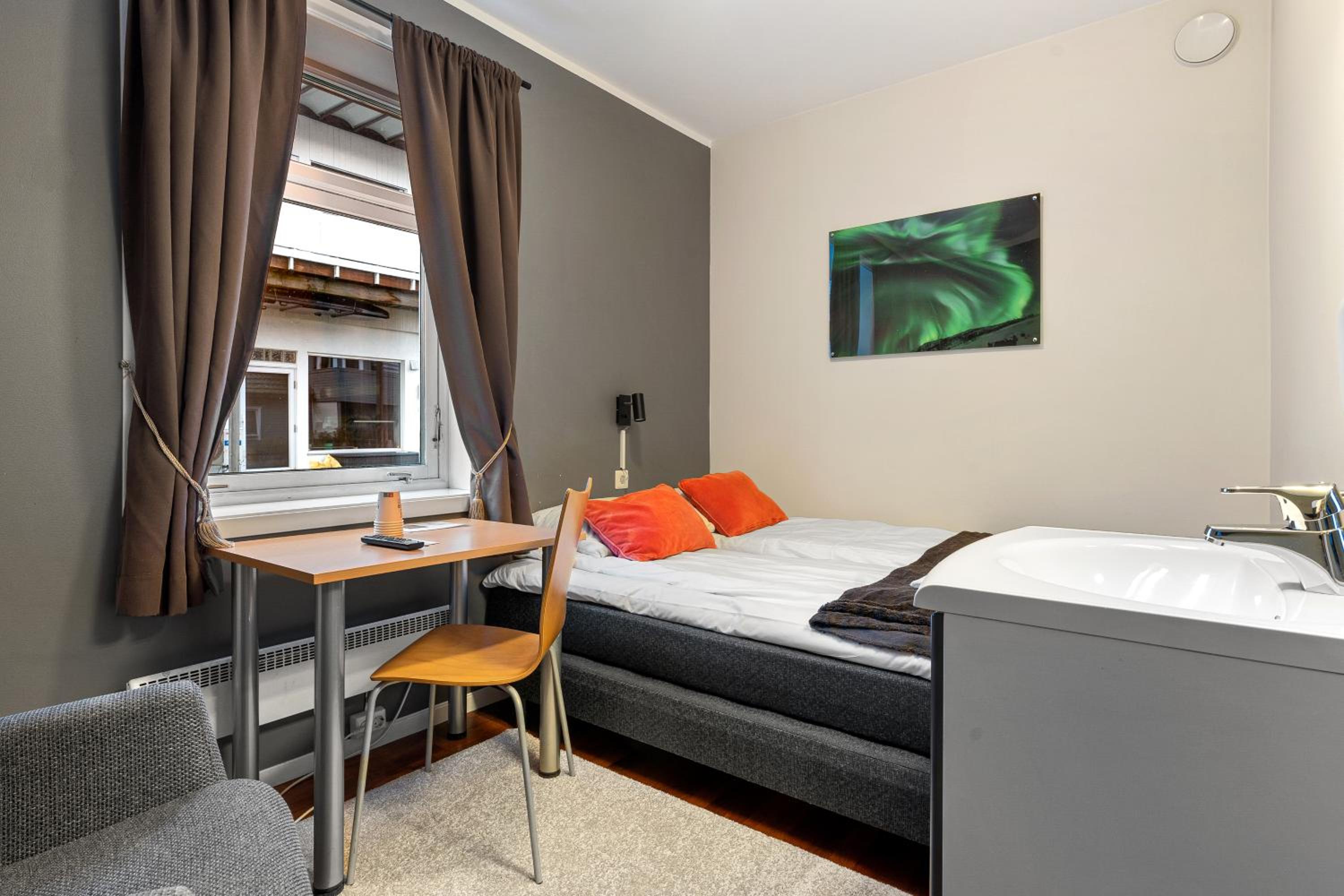 Double Room with Shared Bathroom photo 2