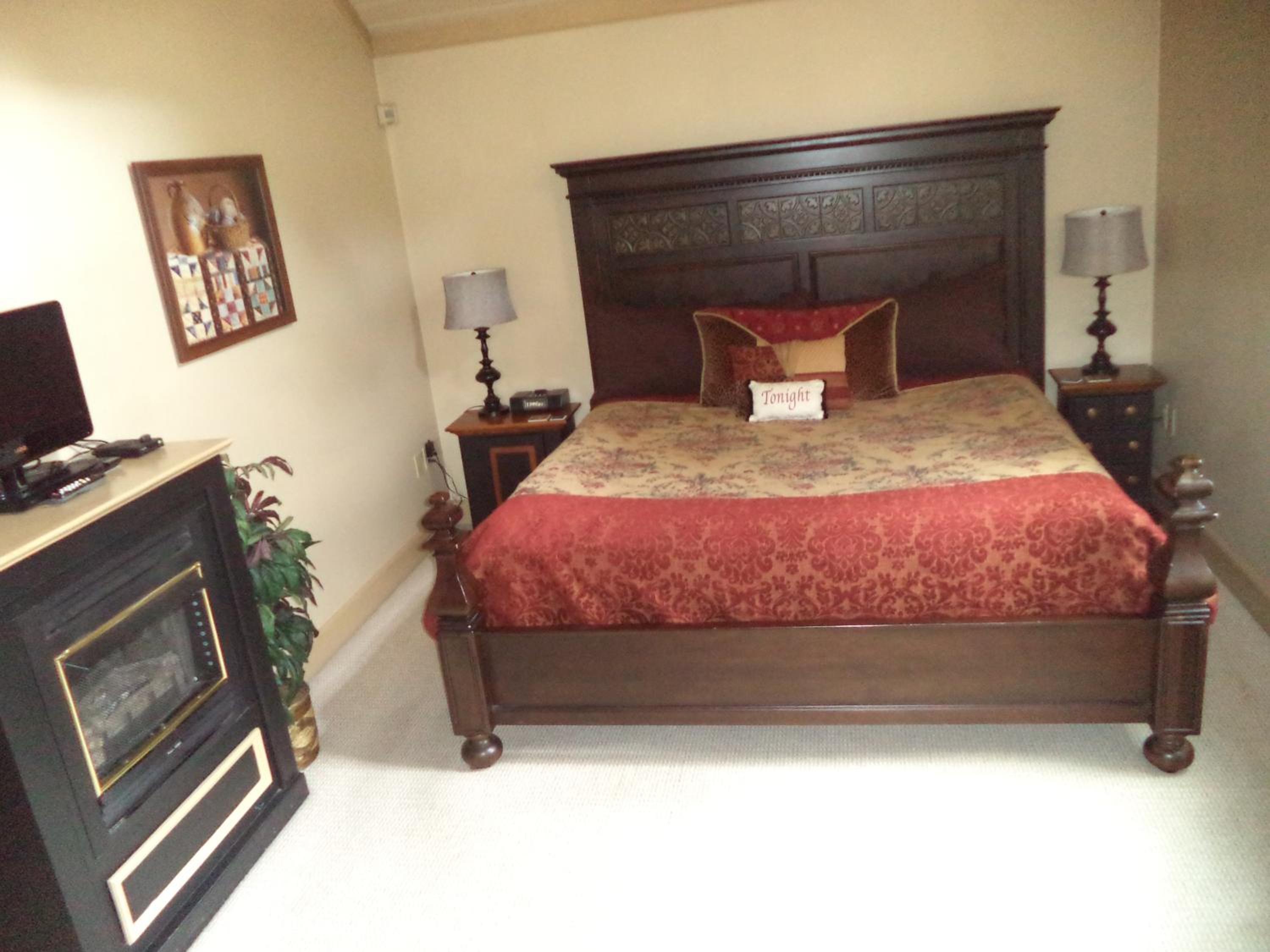 Deluxe King Suite photo 2