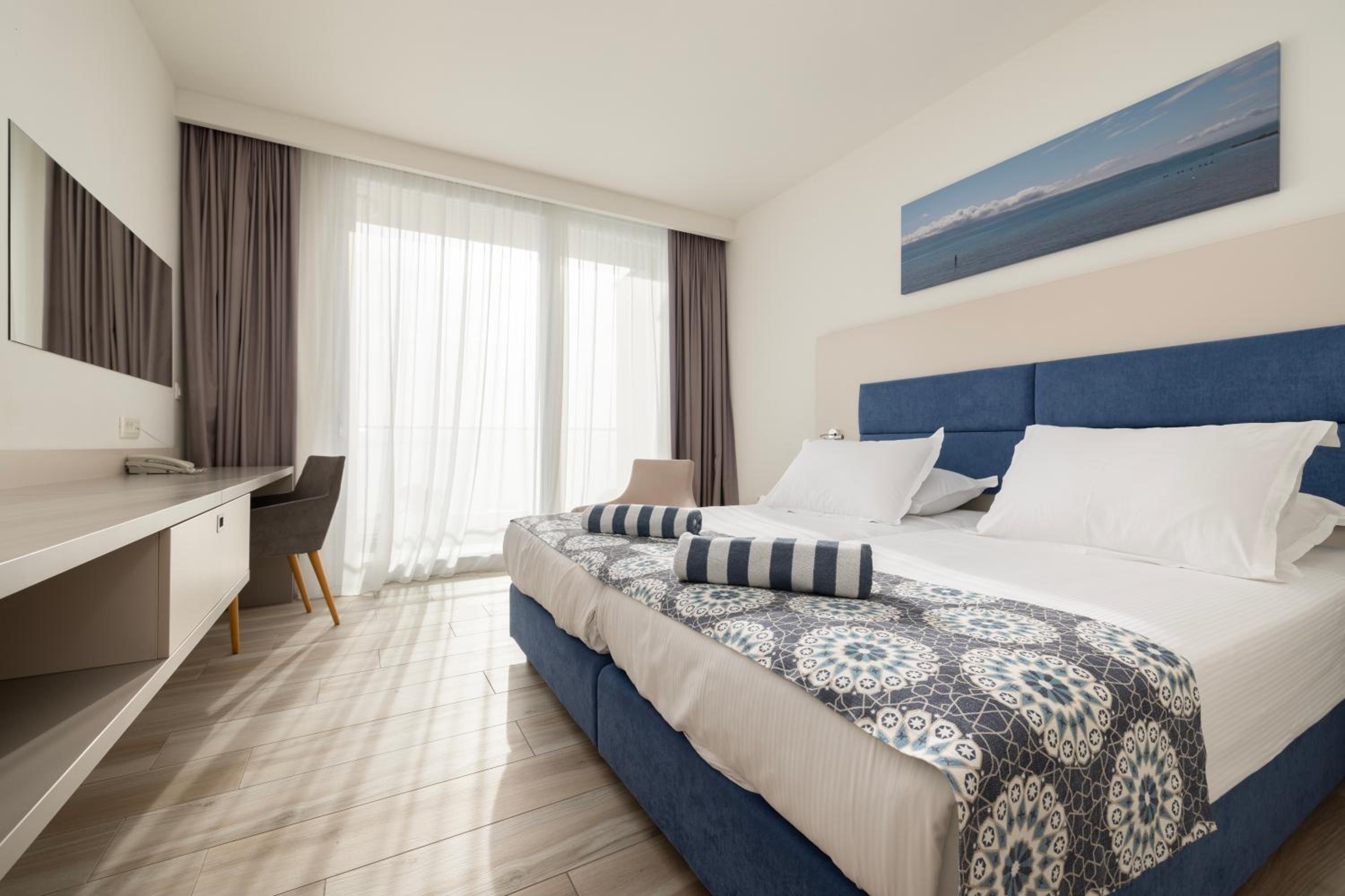 Superior Suite with Sea View - Photo 4