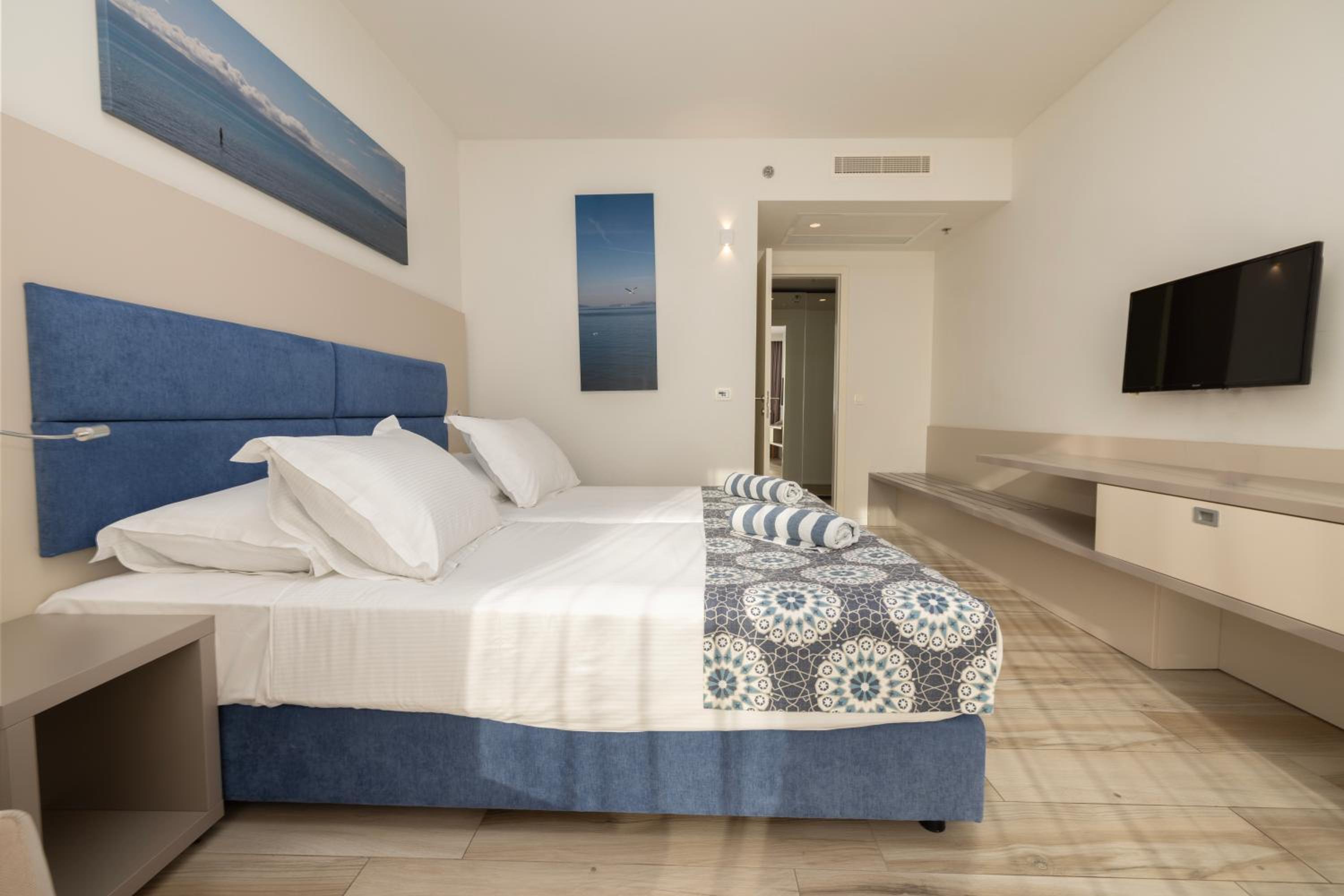 Superior Suite with Sea View - Photo 5