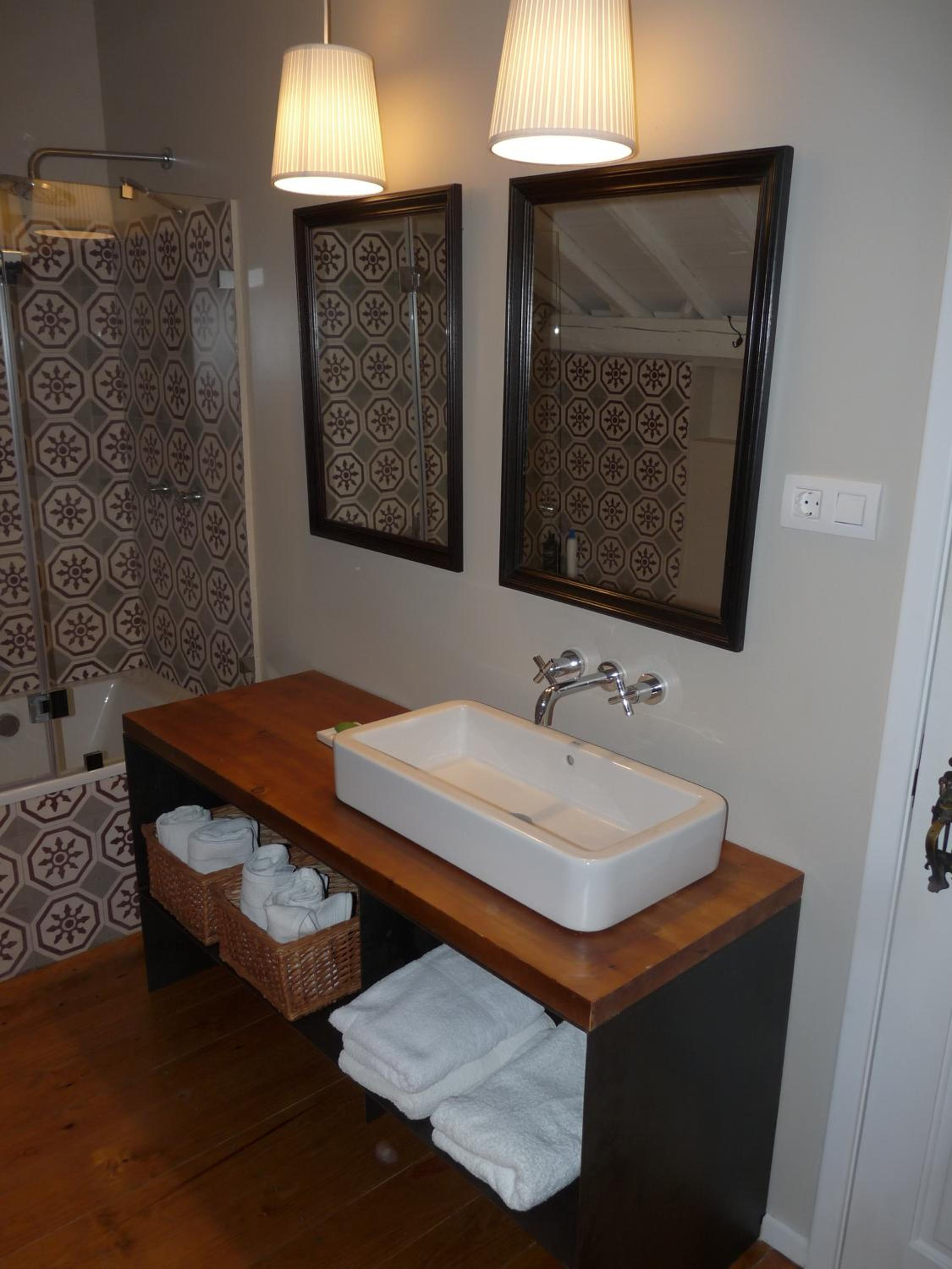Double Room with Lake View - Photo 3