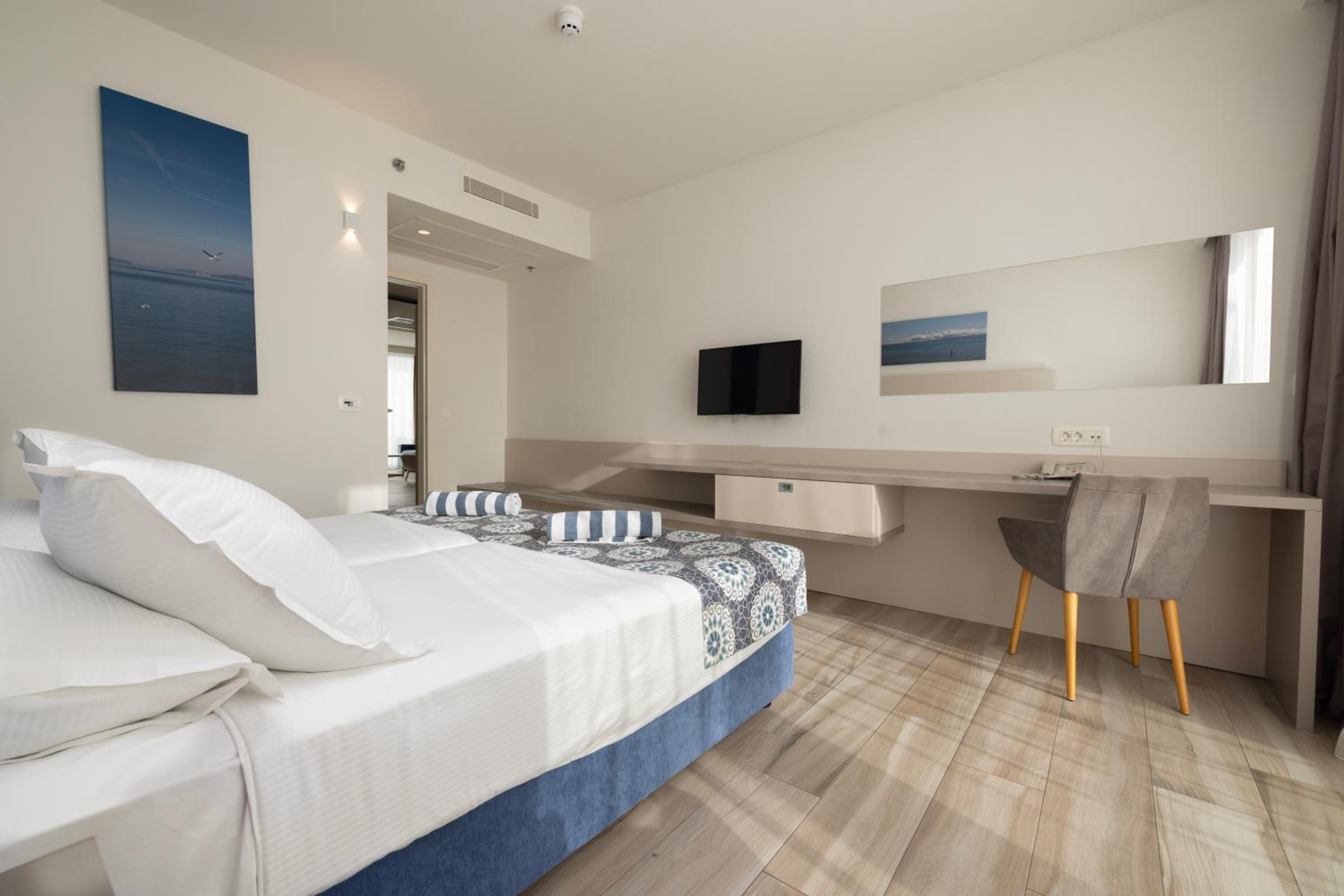 Deluxe Two-Bedroom Apartment with Sea View - Photo 9