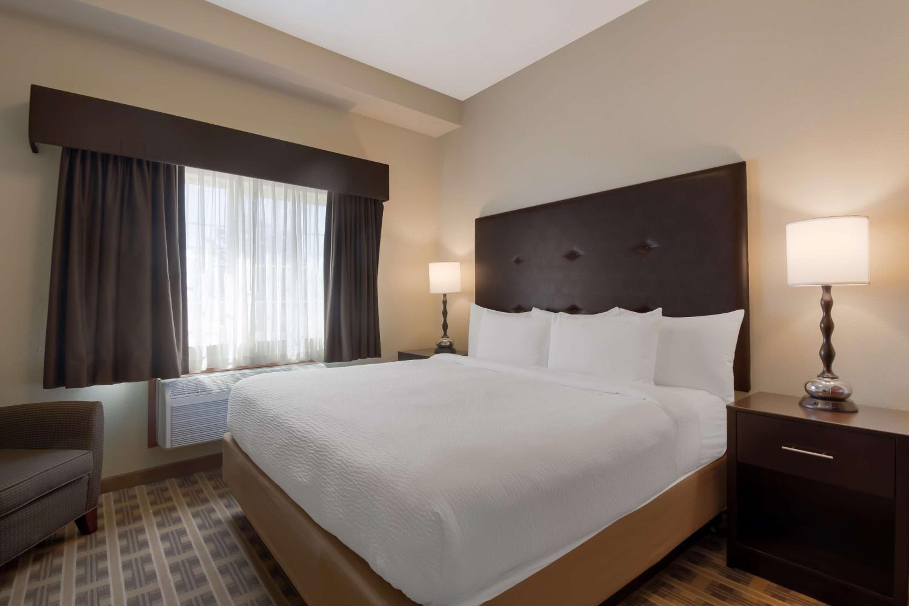 One-Bedroom King Suite with Sofa Bed and Full Kitchen photo 1