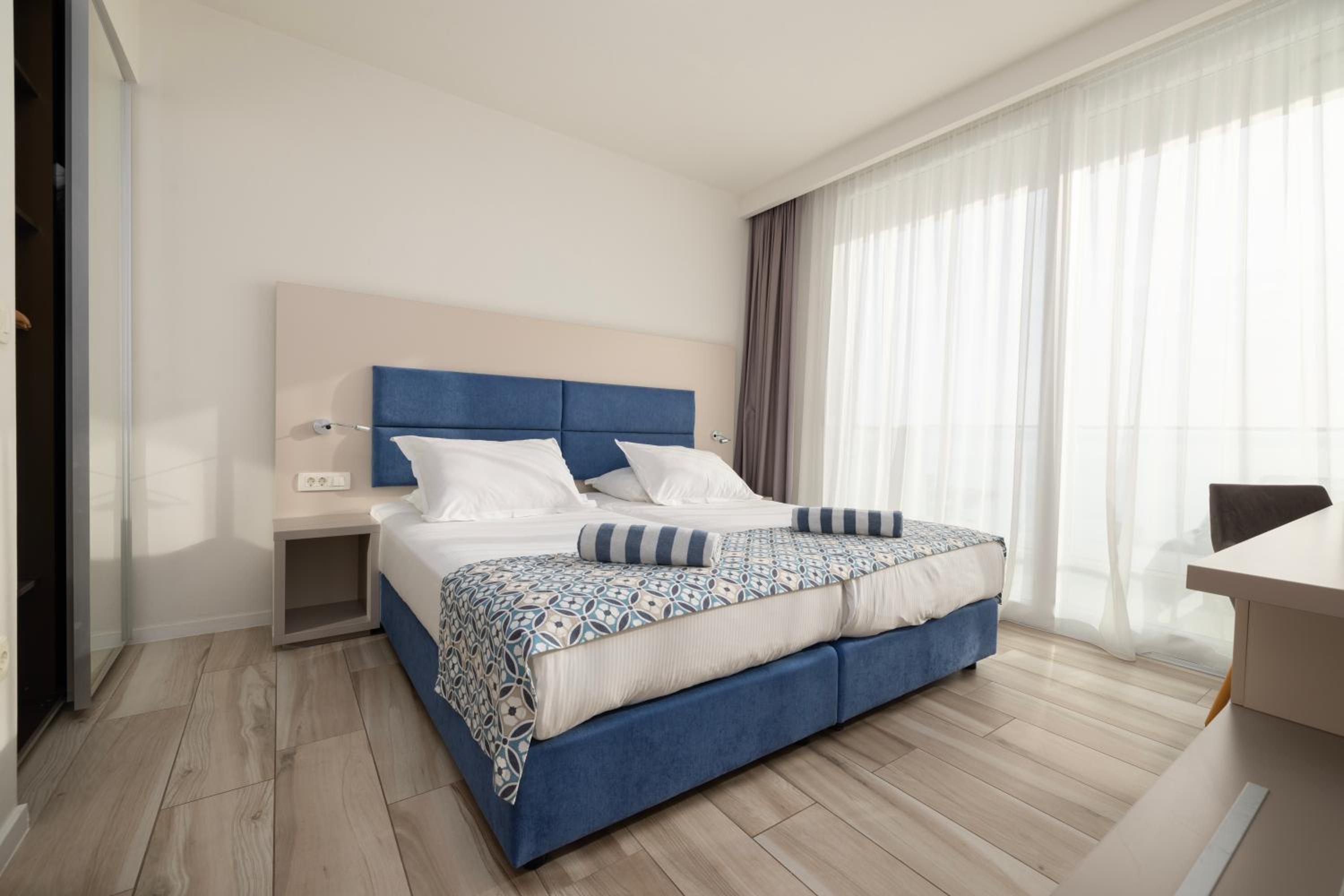 Deluxe Two-Bedroom Apartment with Sea View - Photo 6