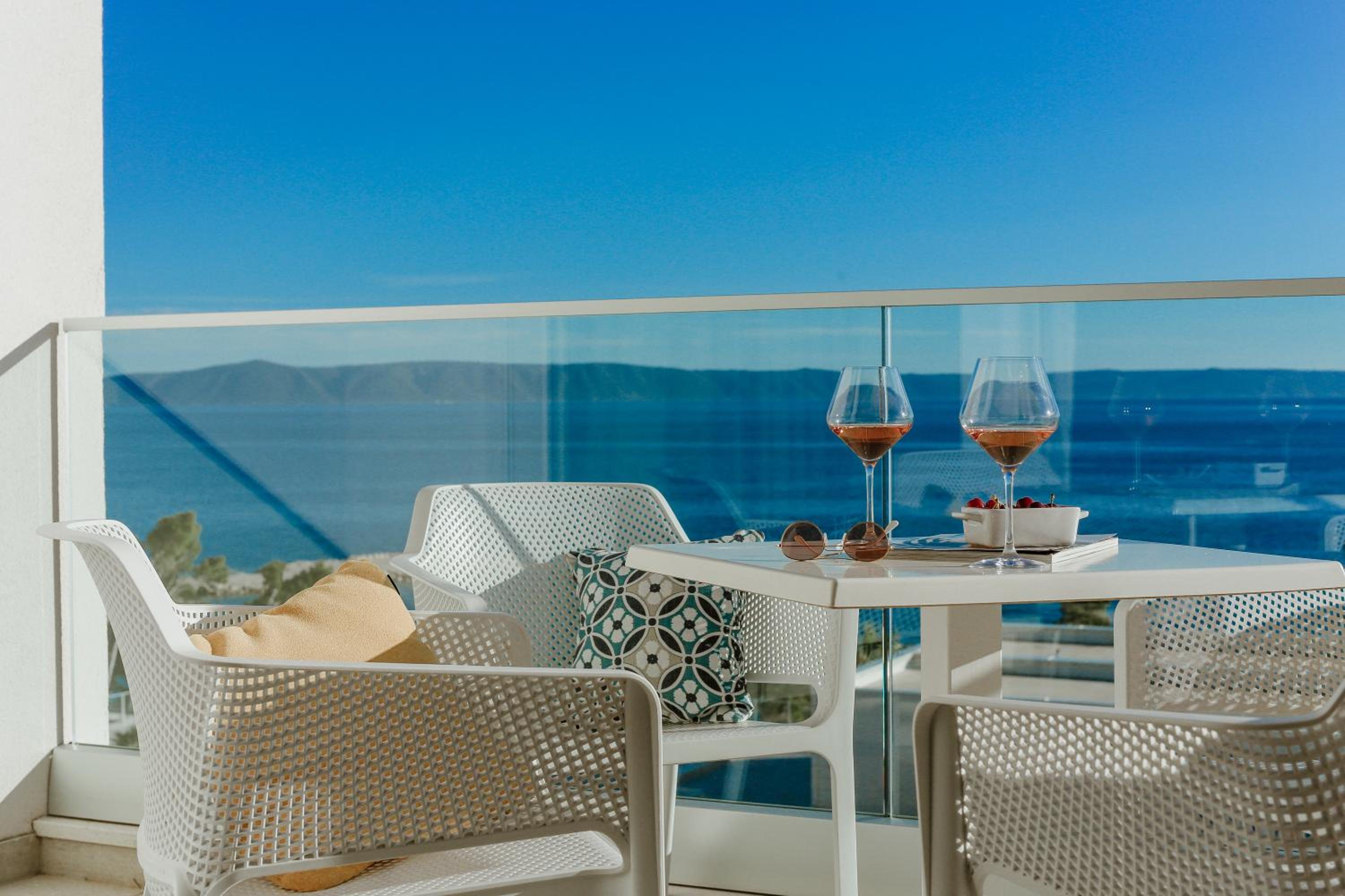 Deluxe Two-Bedroom Apartment with Sea View - Photo 3