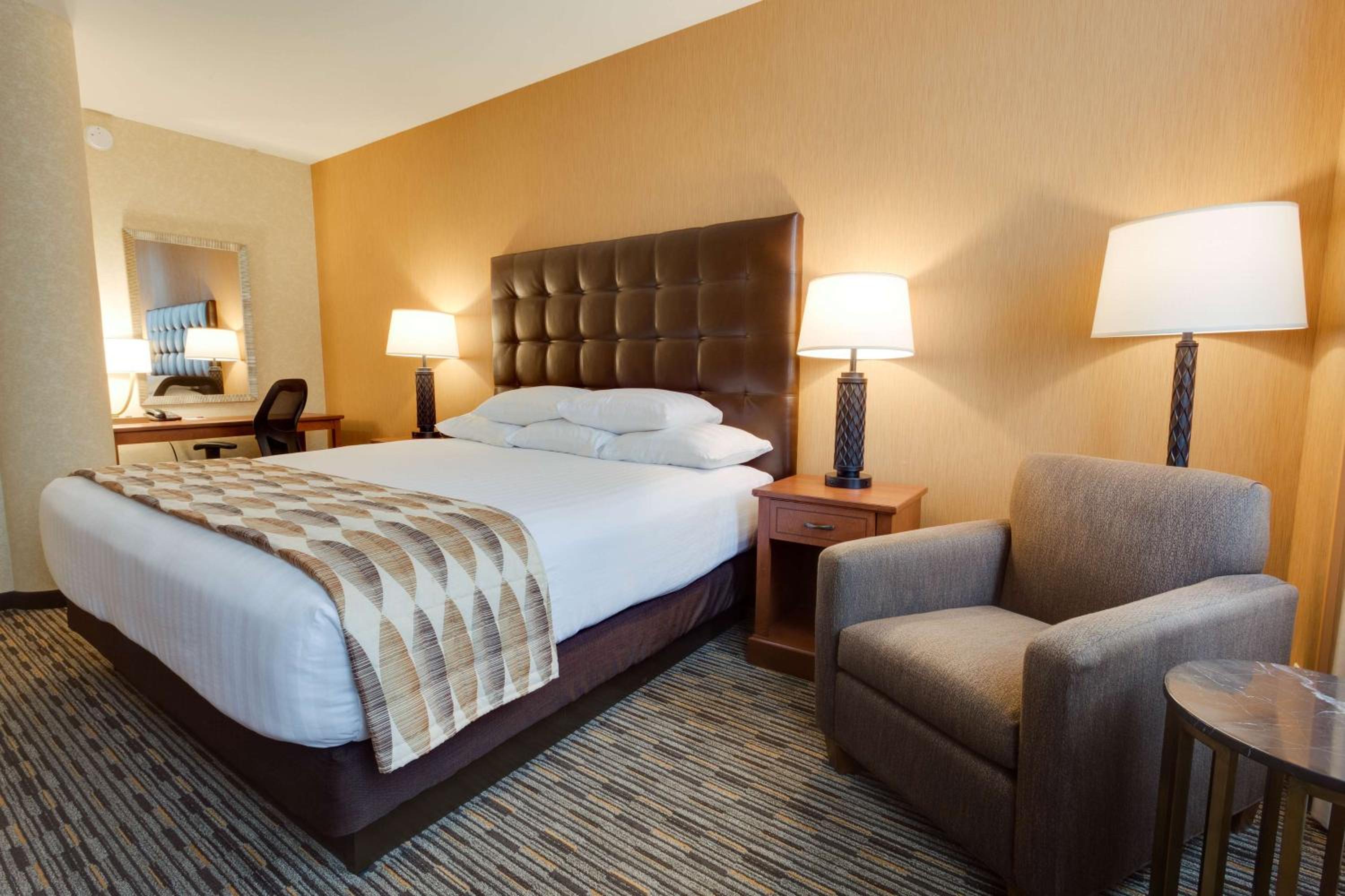 Deluxe King Room - Interior - Photo 4