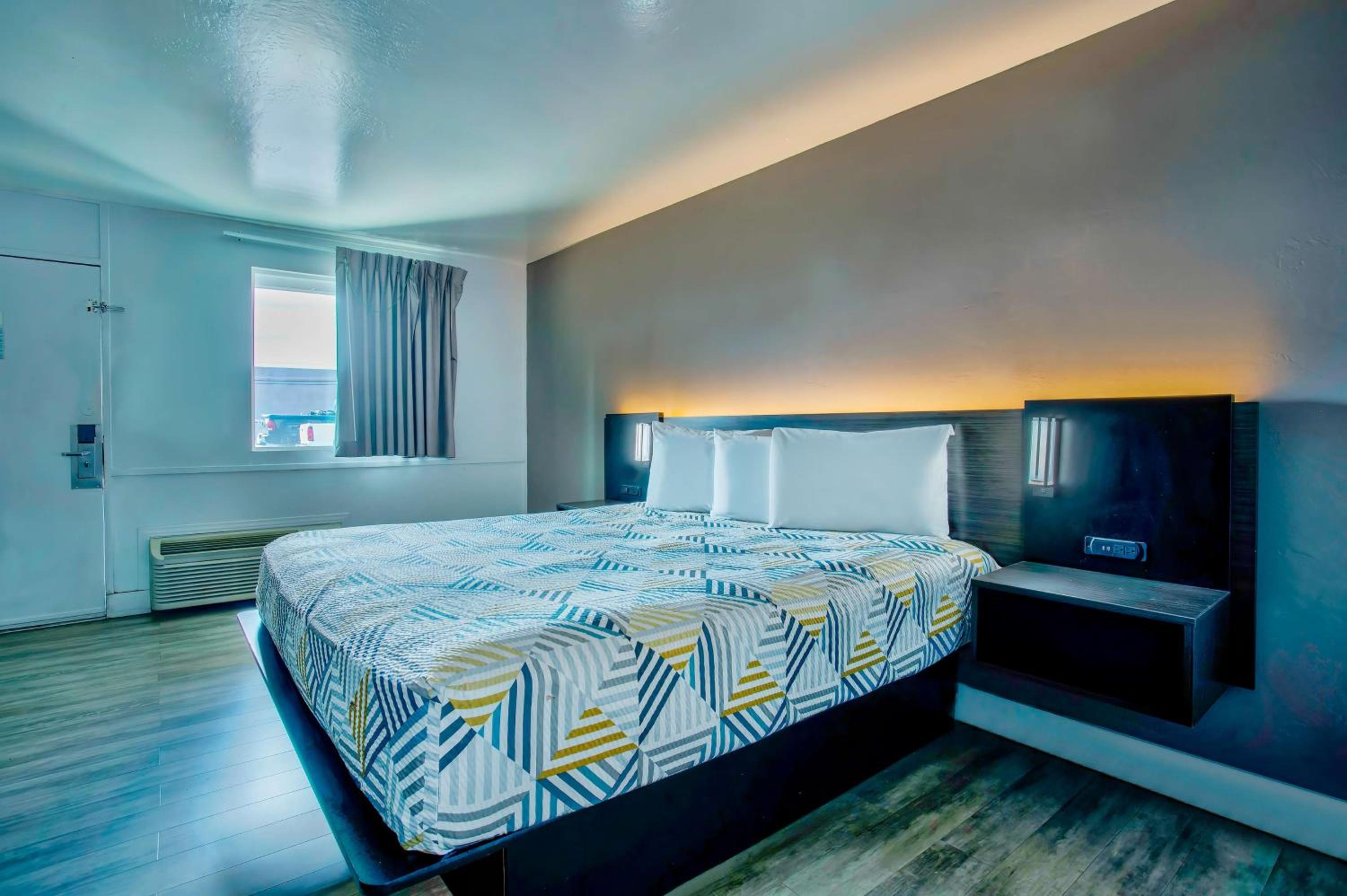 Standard King Room - Non-Smoking  - Photo 1