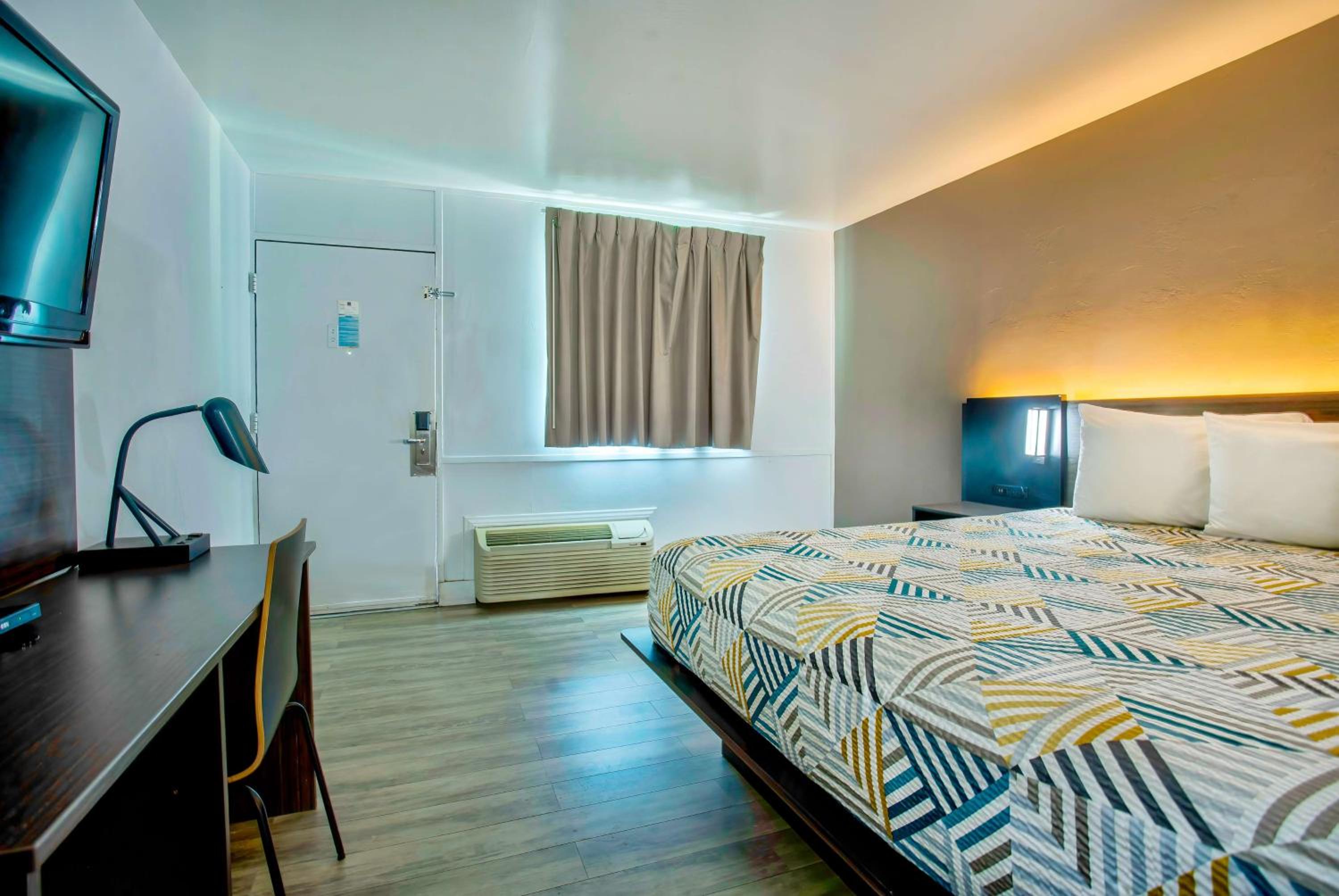 Standard King Room - Non-Smoking  - Photo 7