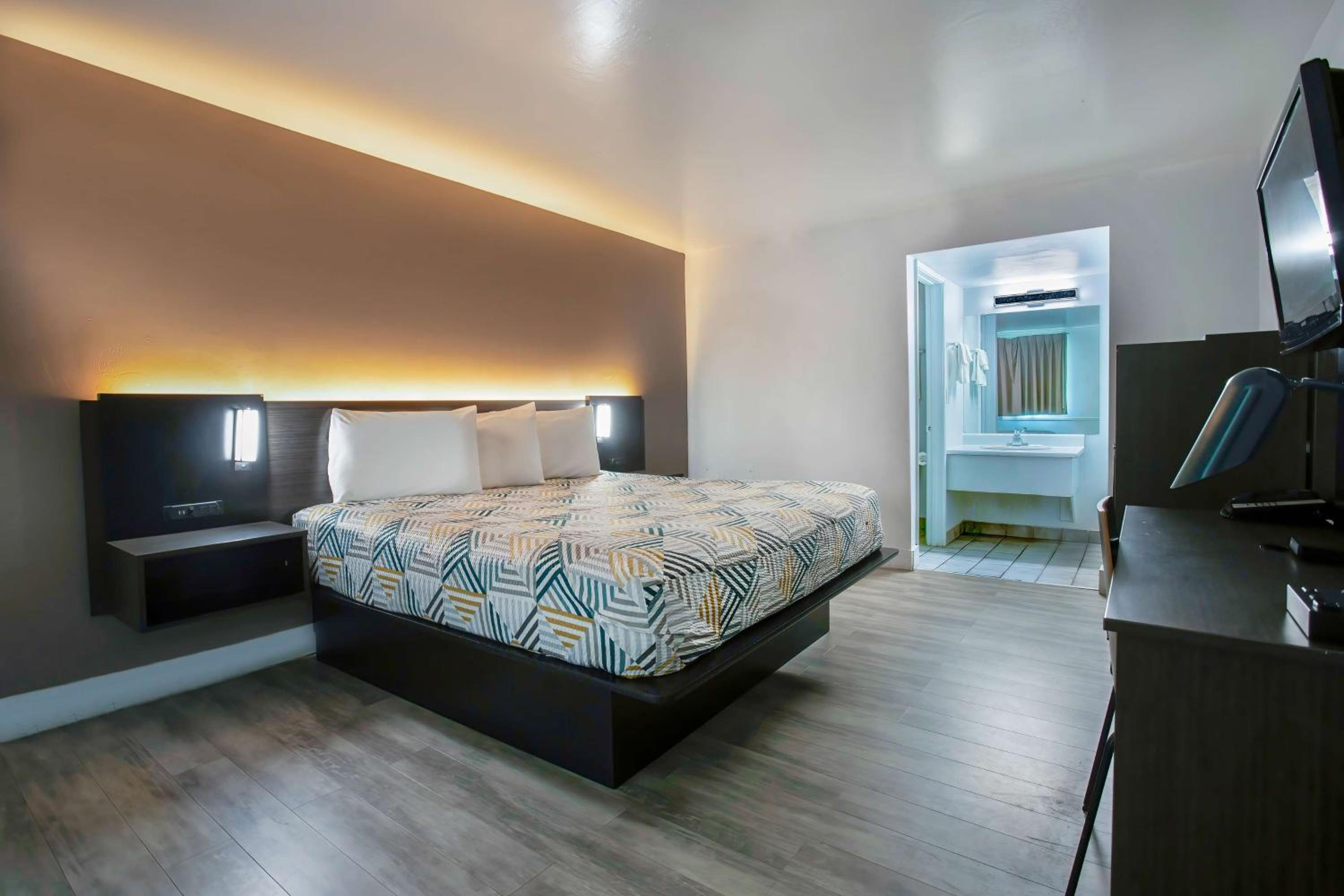Standard King Room - Non-Smoking  - Photo 8