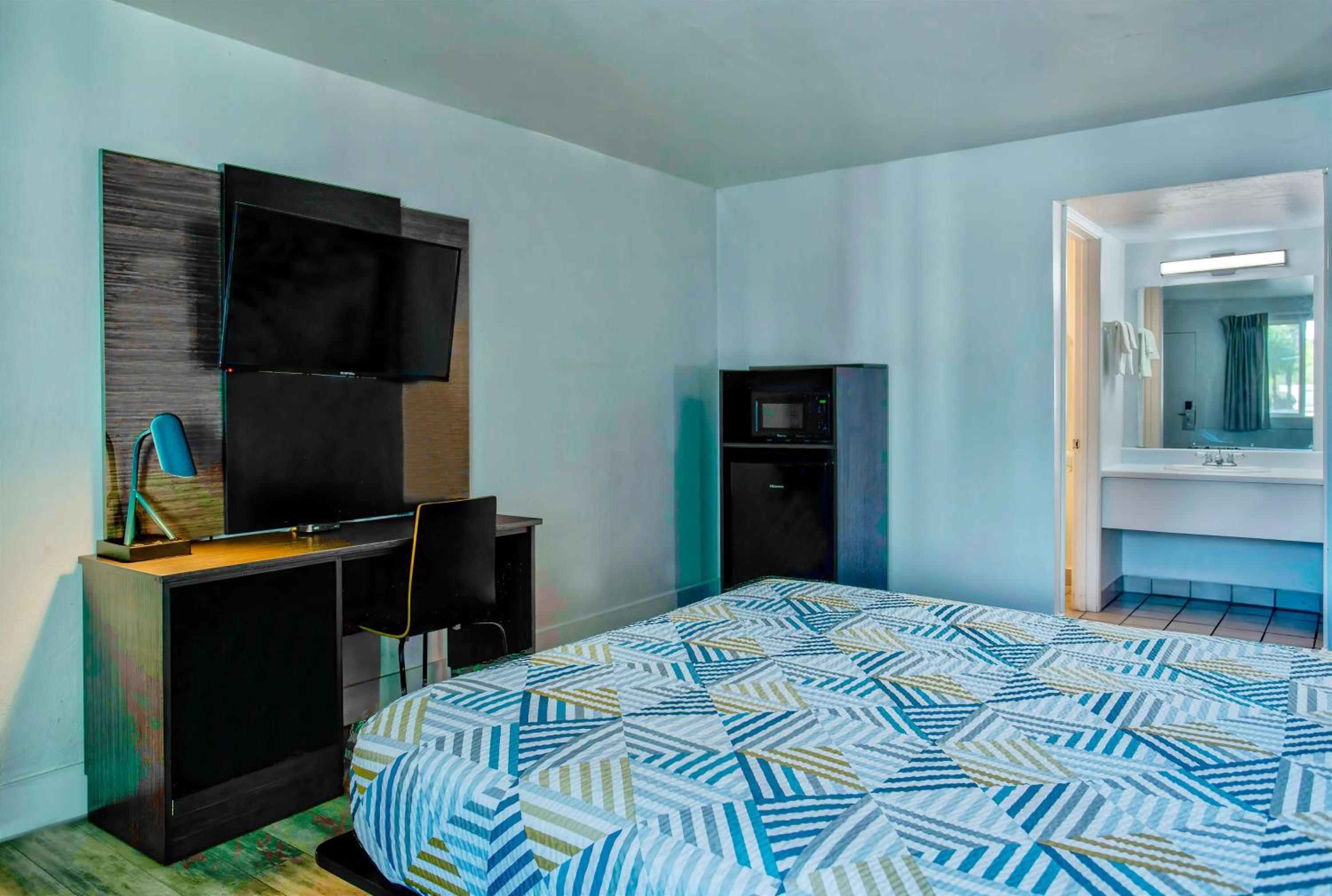 Standard Queen Room - Non-Smoking - Photo 1