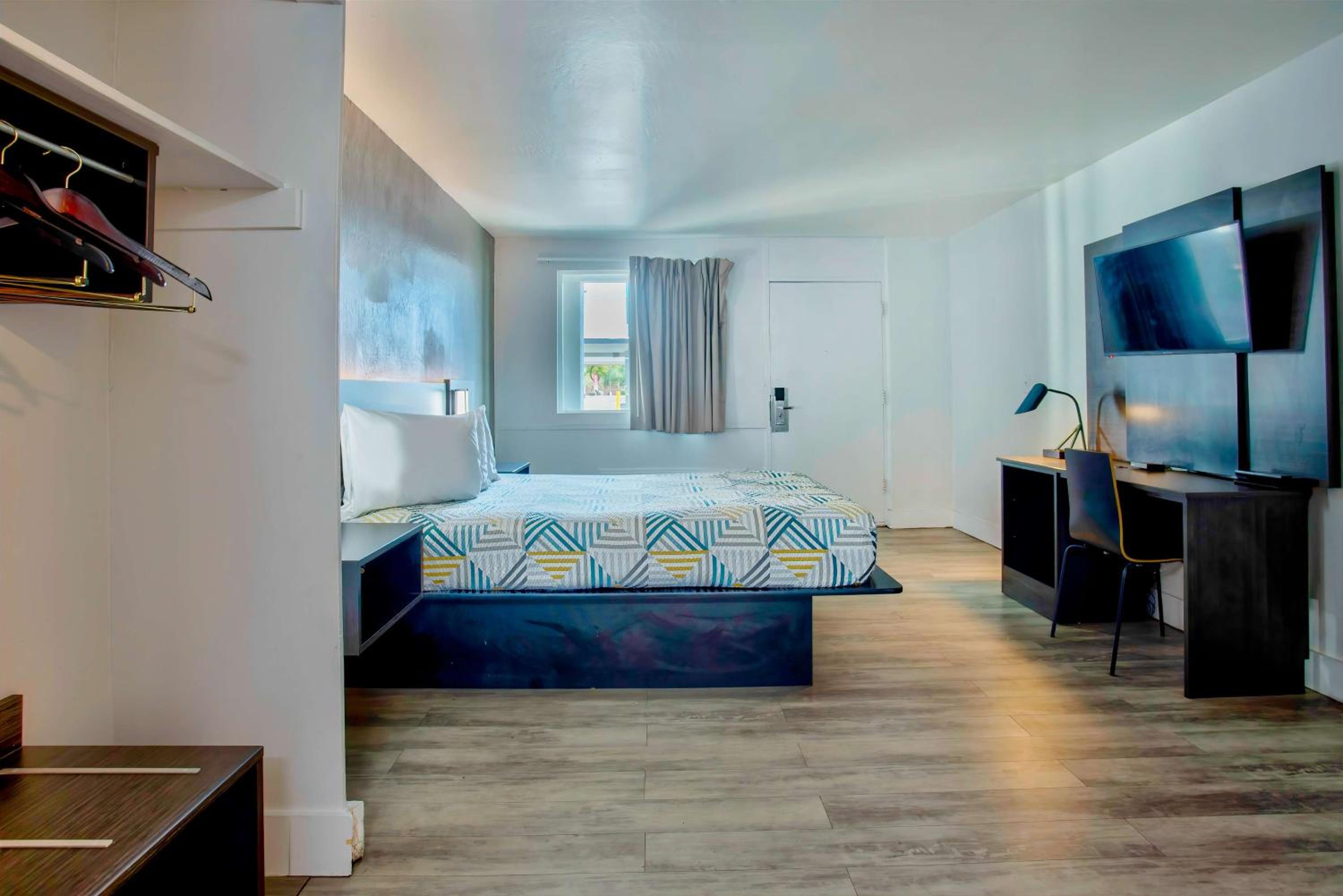 Standard Double Room - Non-Smoking - Photo 3