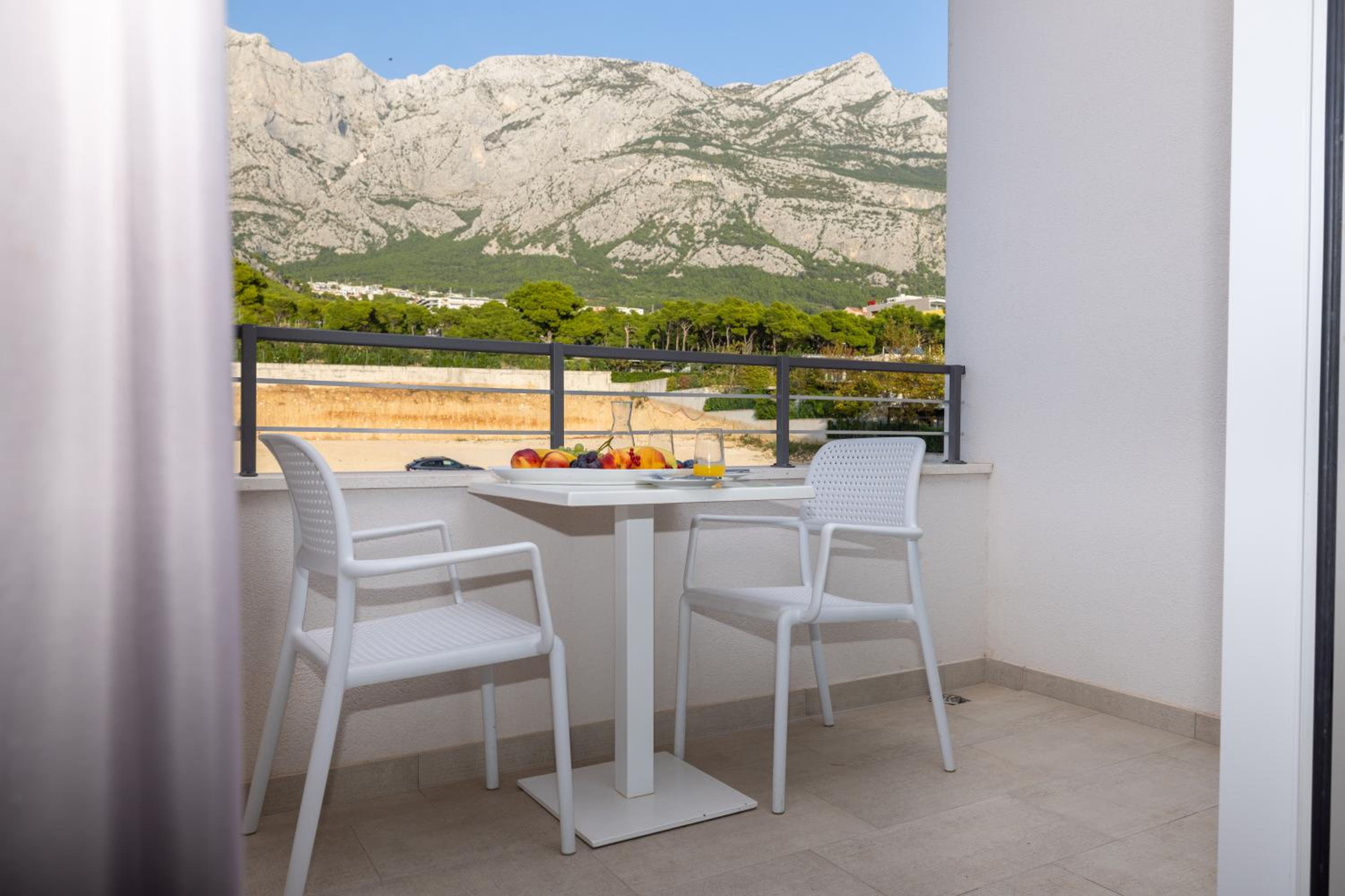 Studio with Mountain View - Photo 2