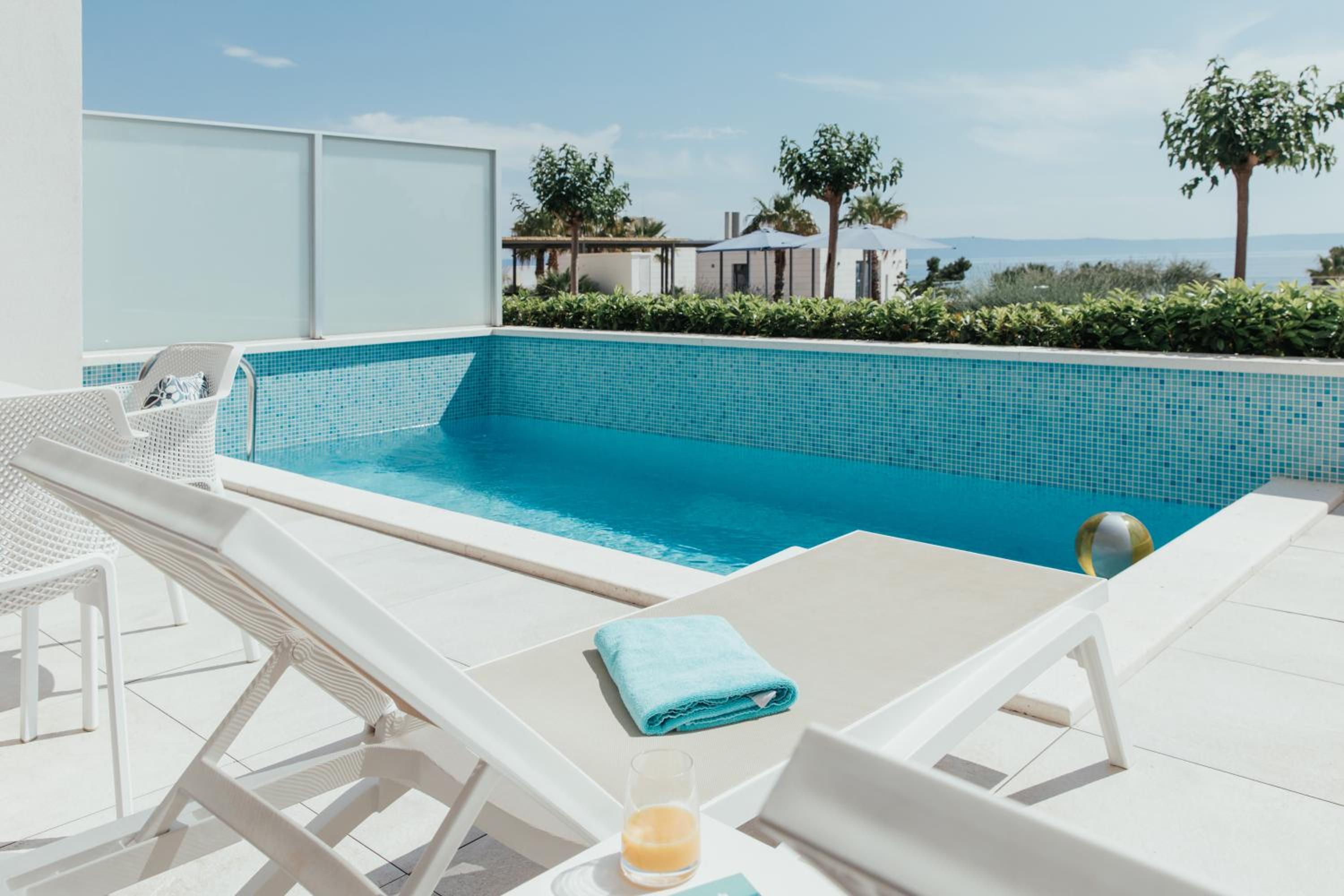 Junior Suite with Private Pool Sea View - Photo 2