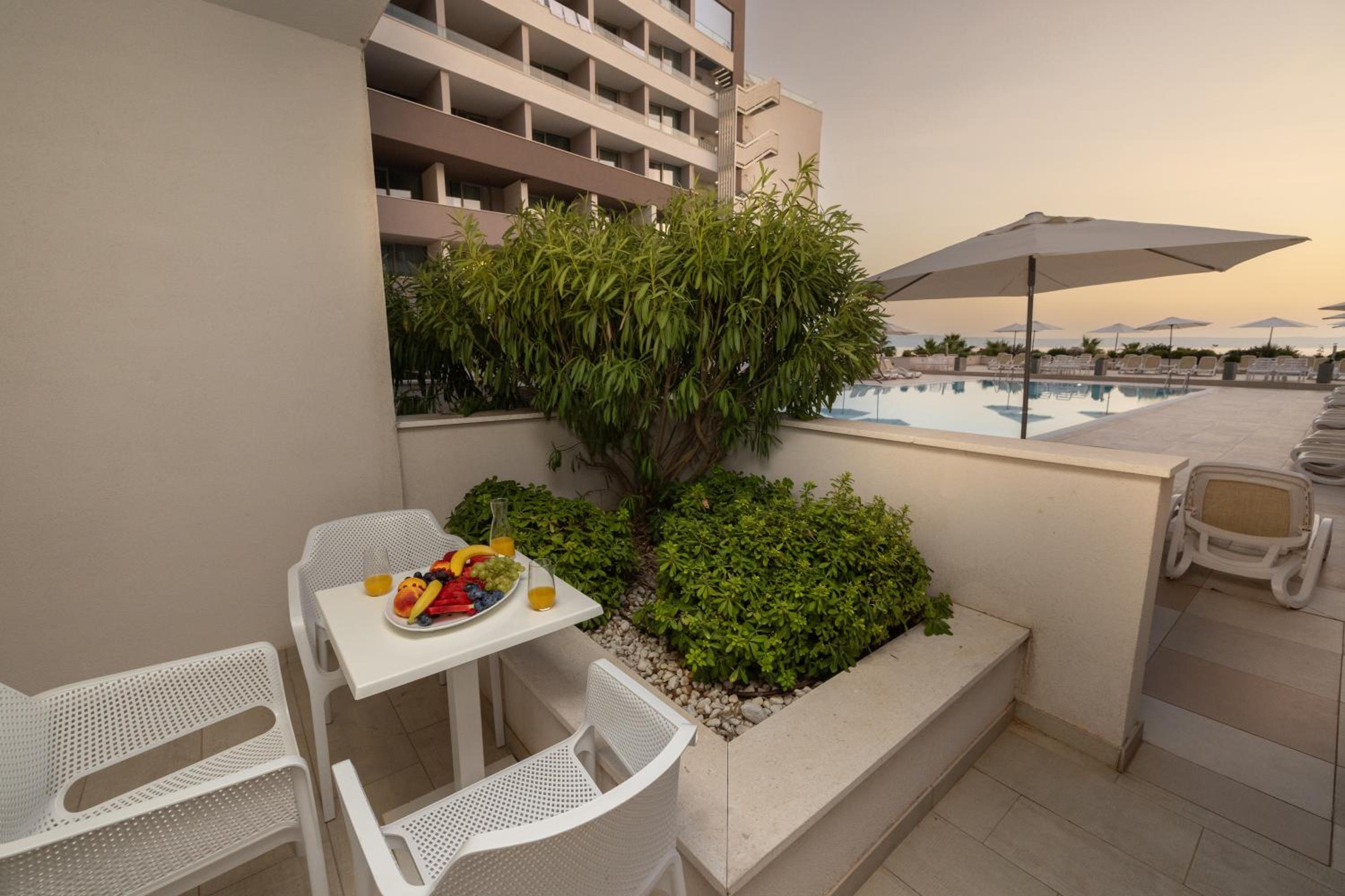 Studio with Pool View - Photo 3