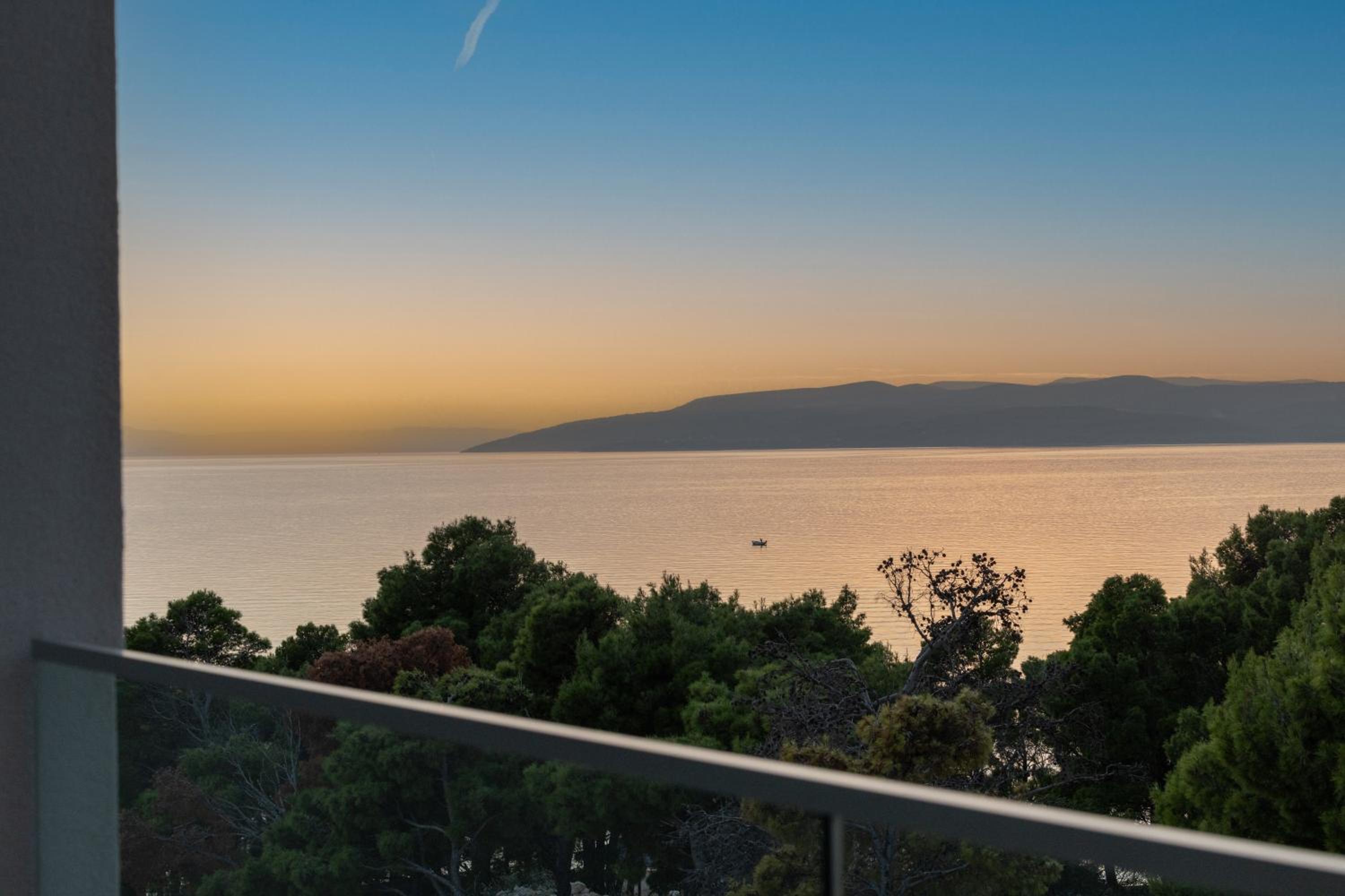 Superior Suite with Sea Side View - Photo 7