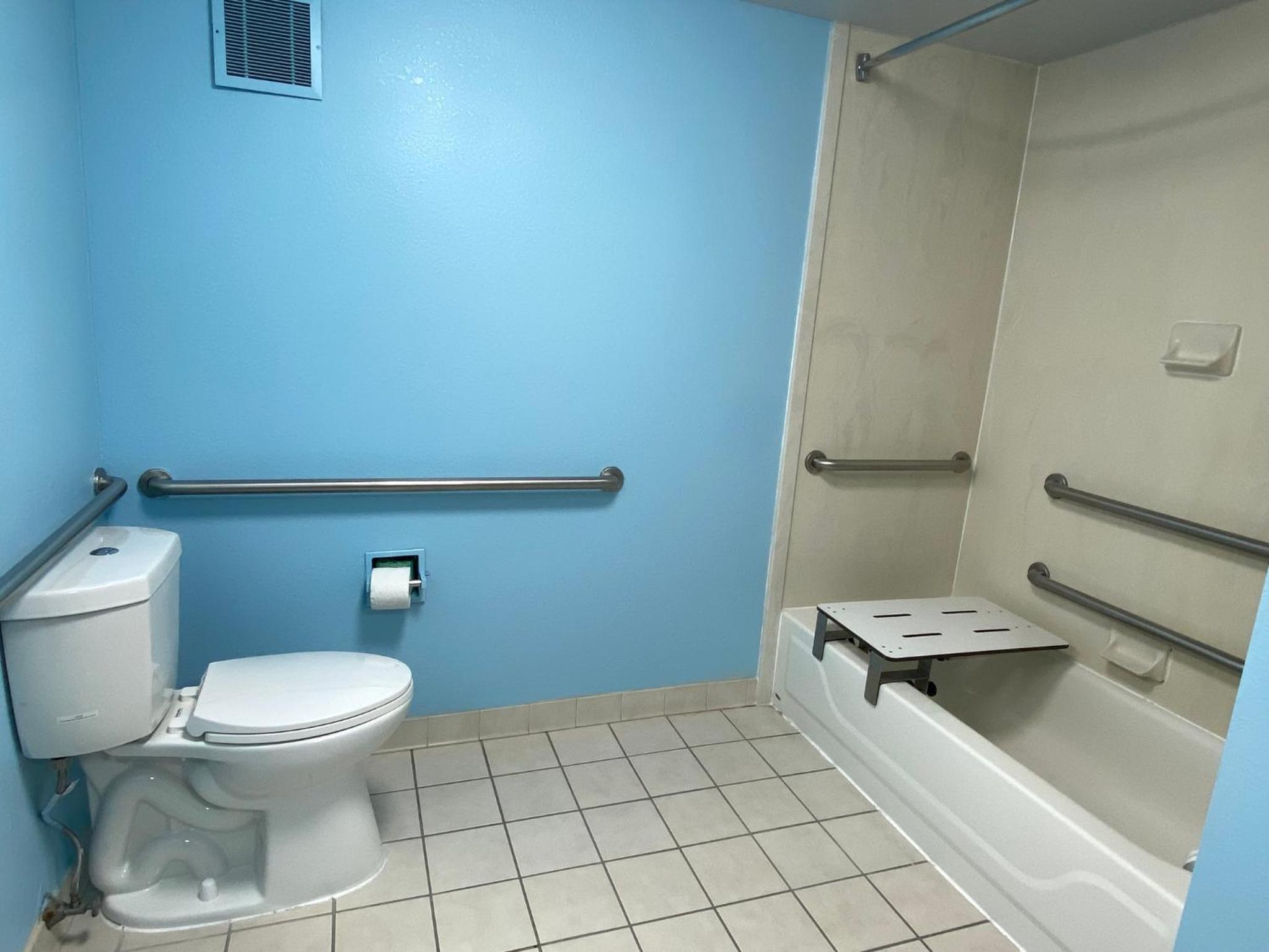 Studio King Room Disability Access Non-Smoking - Photo 5