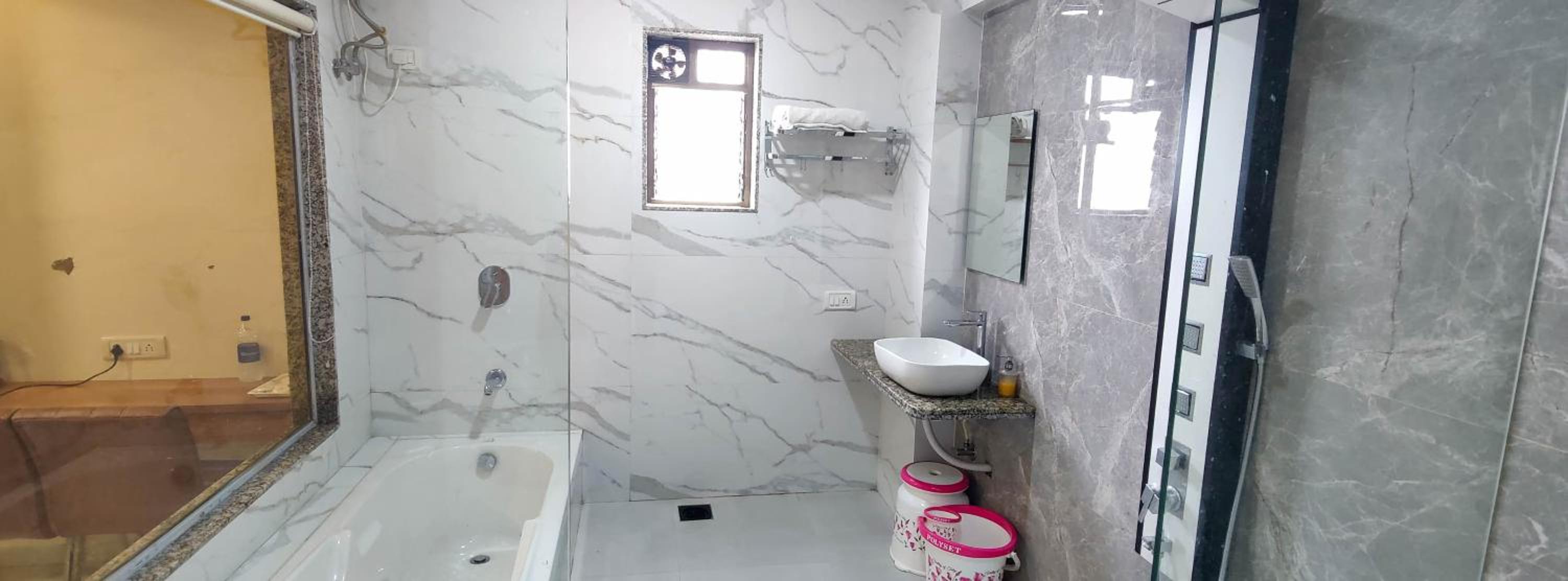 Suite - Photo 18