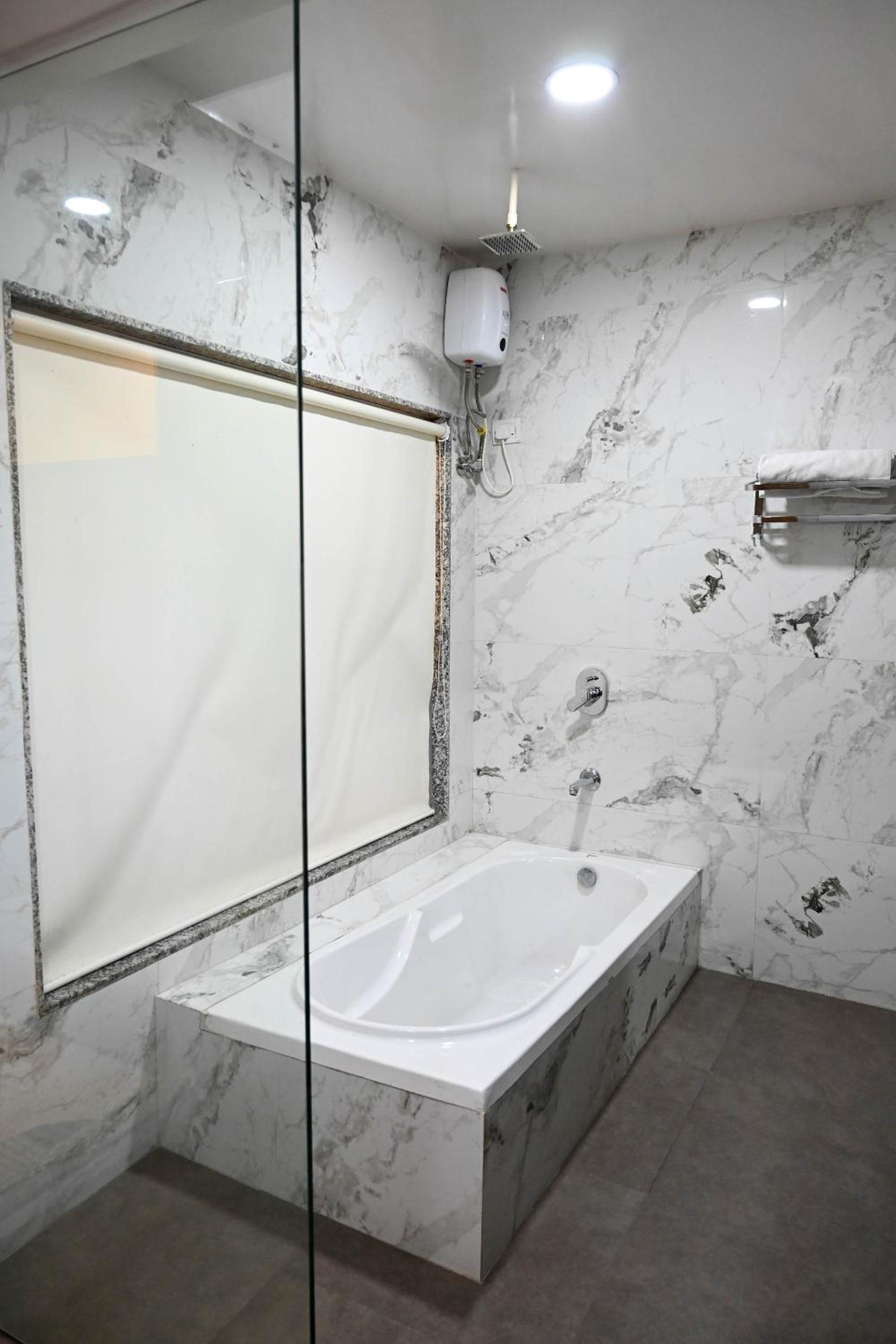 Suite - Photo 11