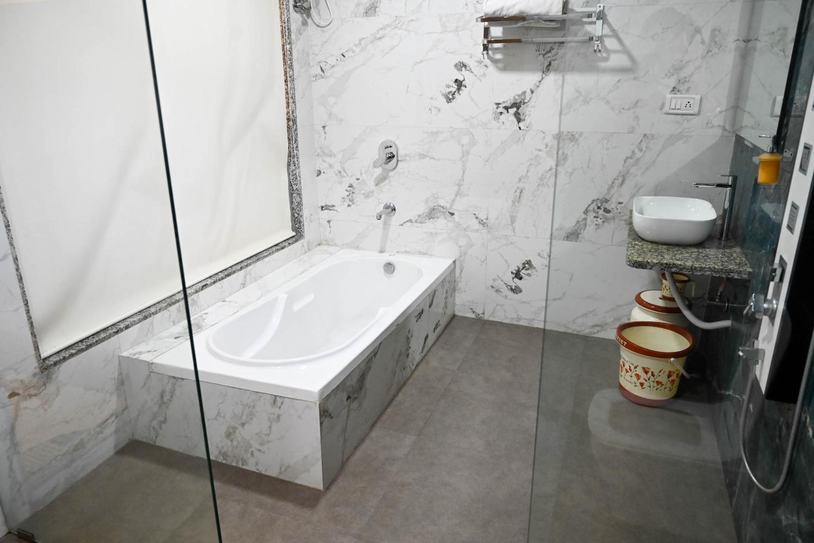 Suite - Photo 10