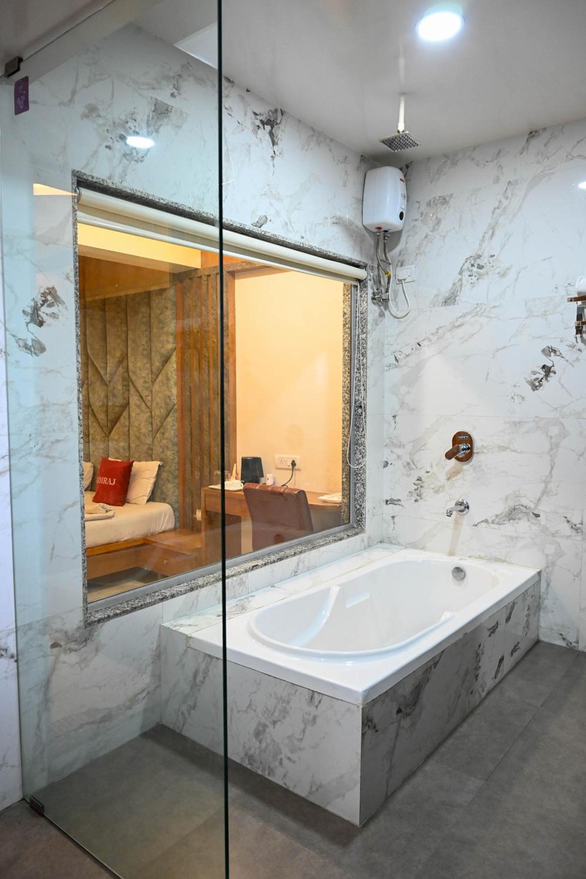 Suite - Photo 9