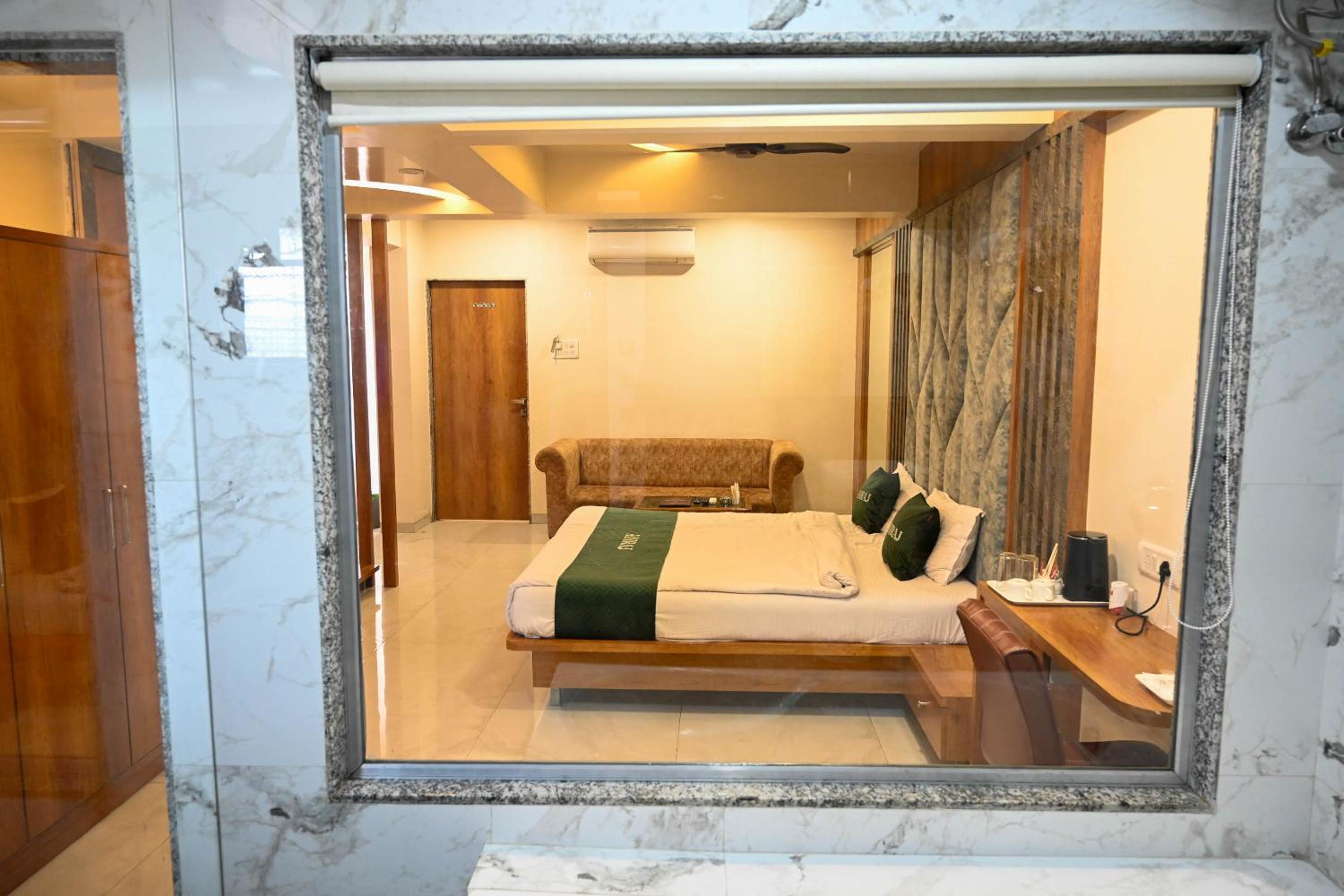 Suite - Photo 7