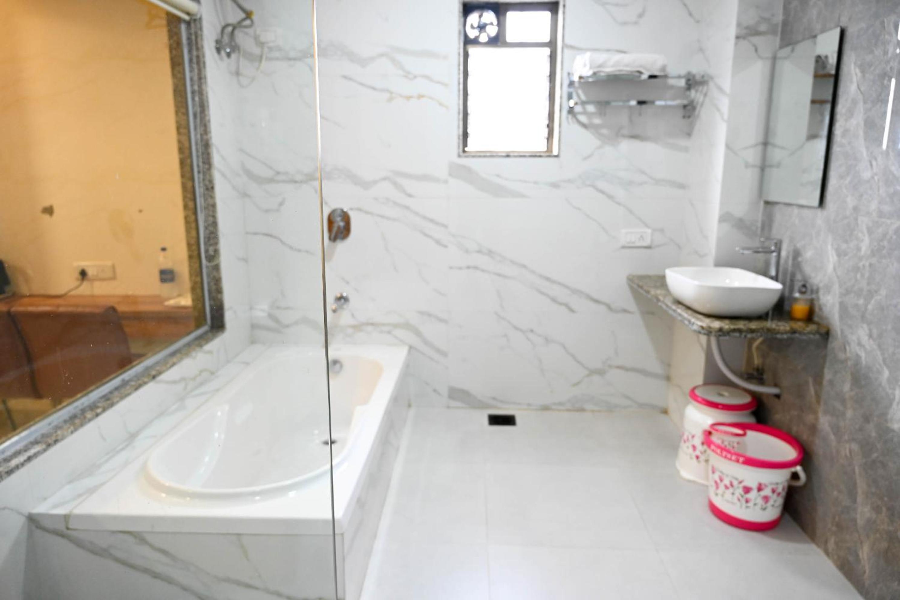 Suite - Photo 5